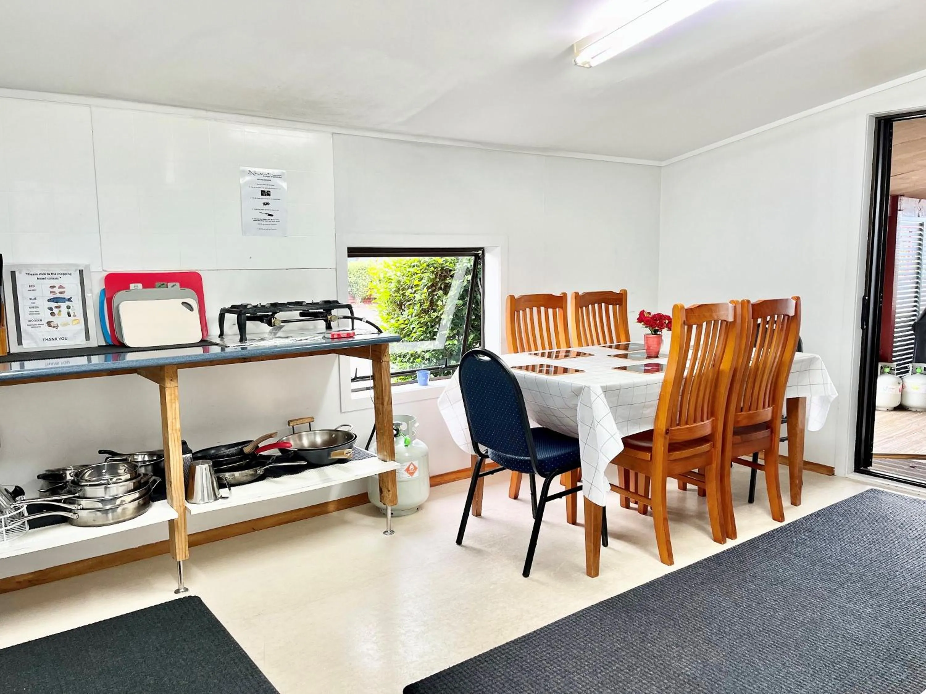 Kitchen or kitchenette in Adventure Lodge and Motels and Tongariro Crossing Track Transport