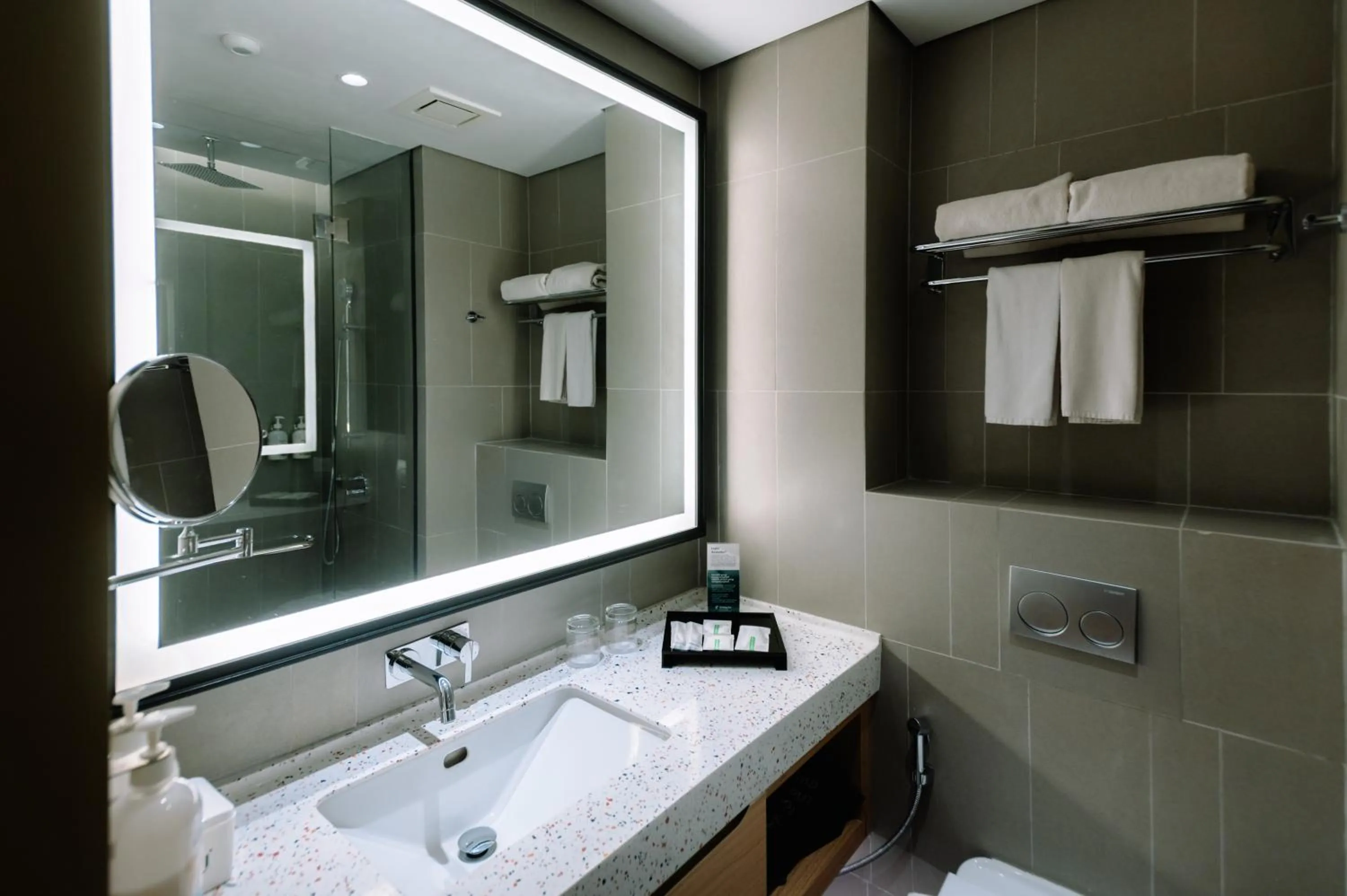 Toilet in Holiday Inn Lampung Bukit Randu by IHG