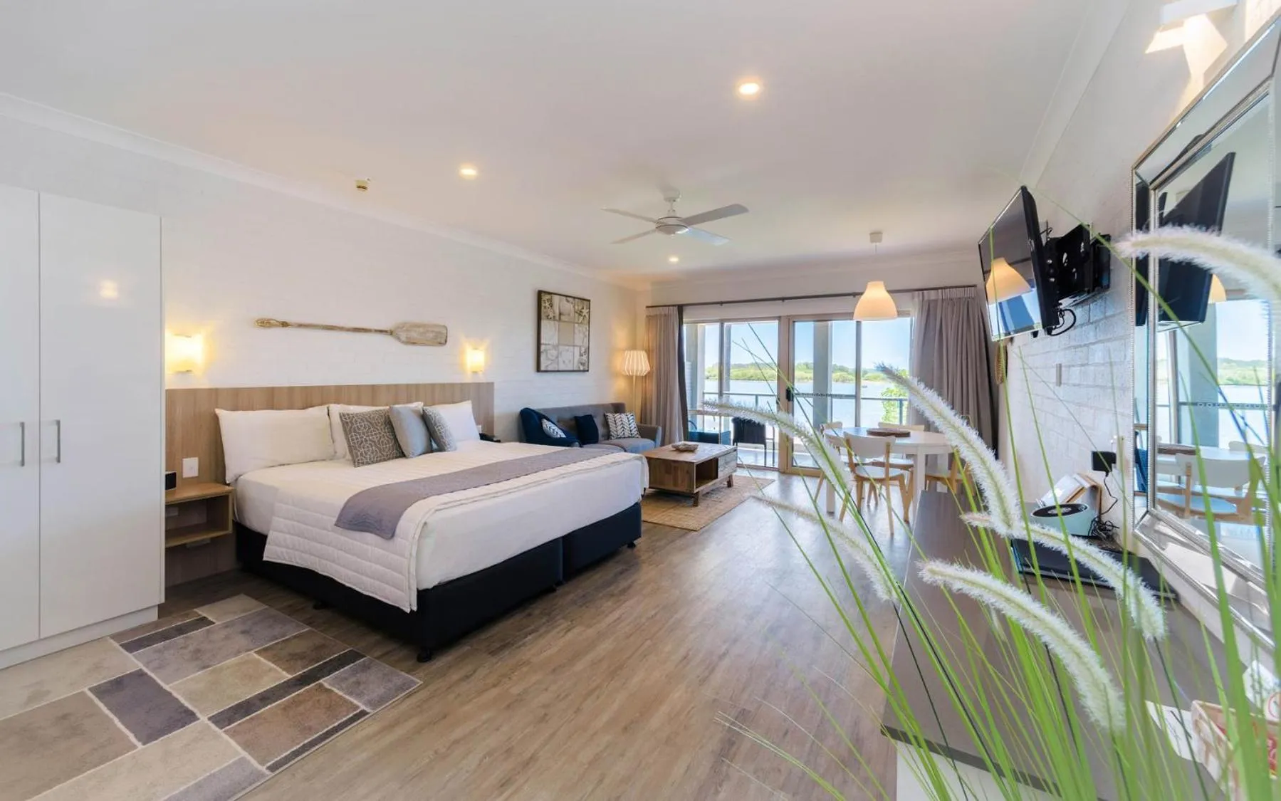 View (from property/room), Bed in Moby Dick Waterfront Resort Motel