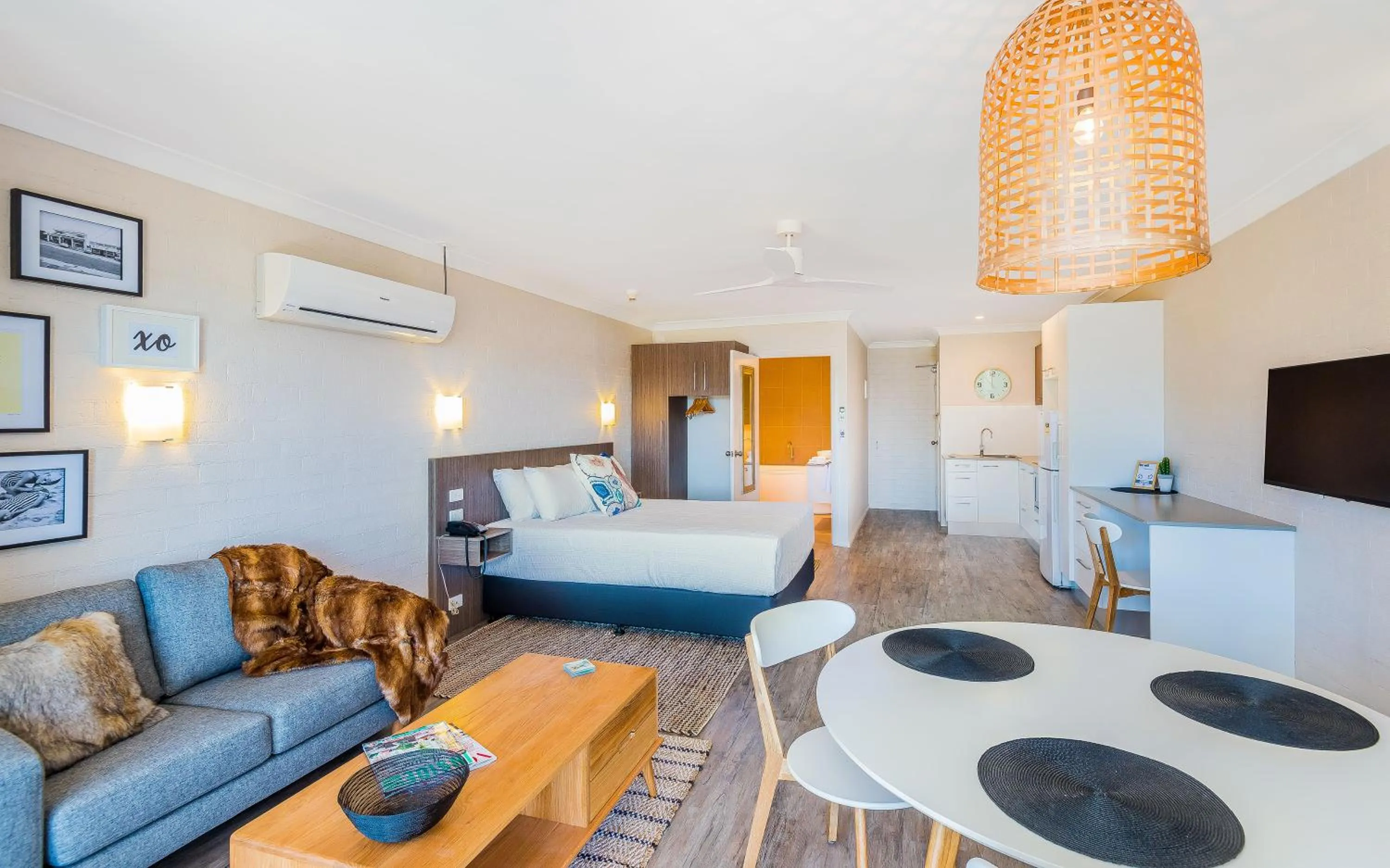 Photo of the whole room, Bed in Moby Dick Waterfront Resort Motel