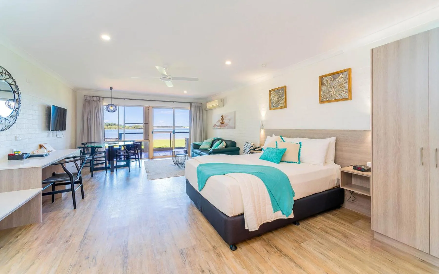 Photo of the whole room, Bed in Moby Dick Waterfront Resort Motel