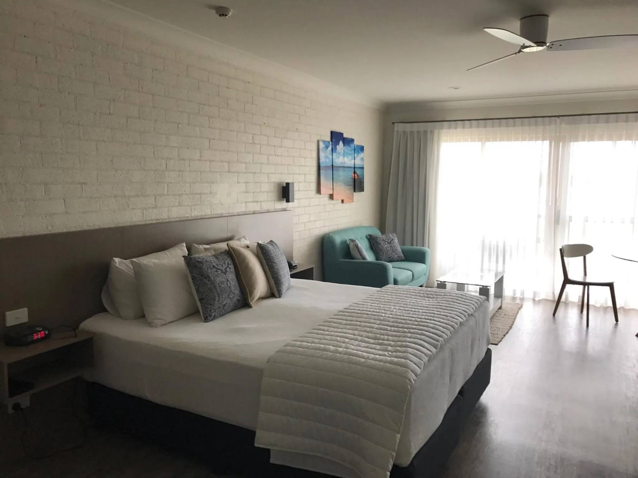 Photo of the whole room, Bed in Moby Dick Waterfront Resort Motel