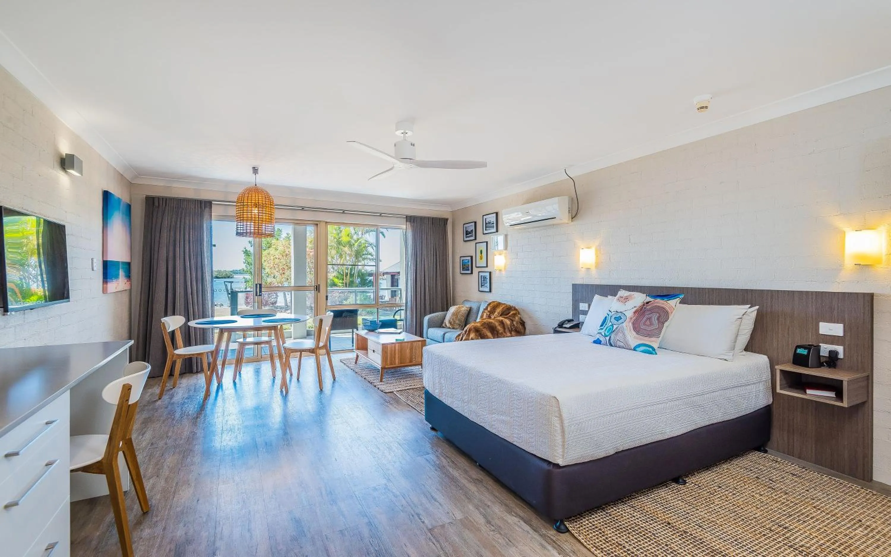 Decorative detail, Bed in Moby Dick Waterfront Resort Motel