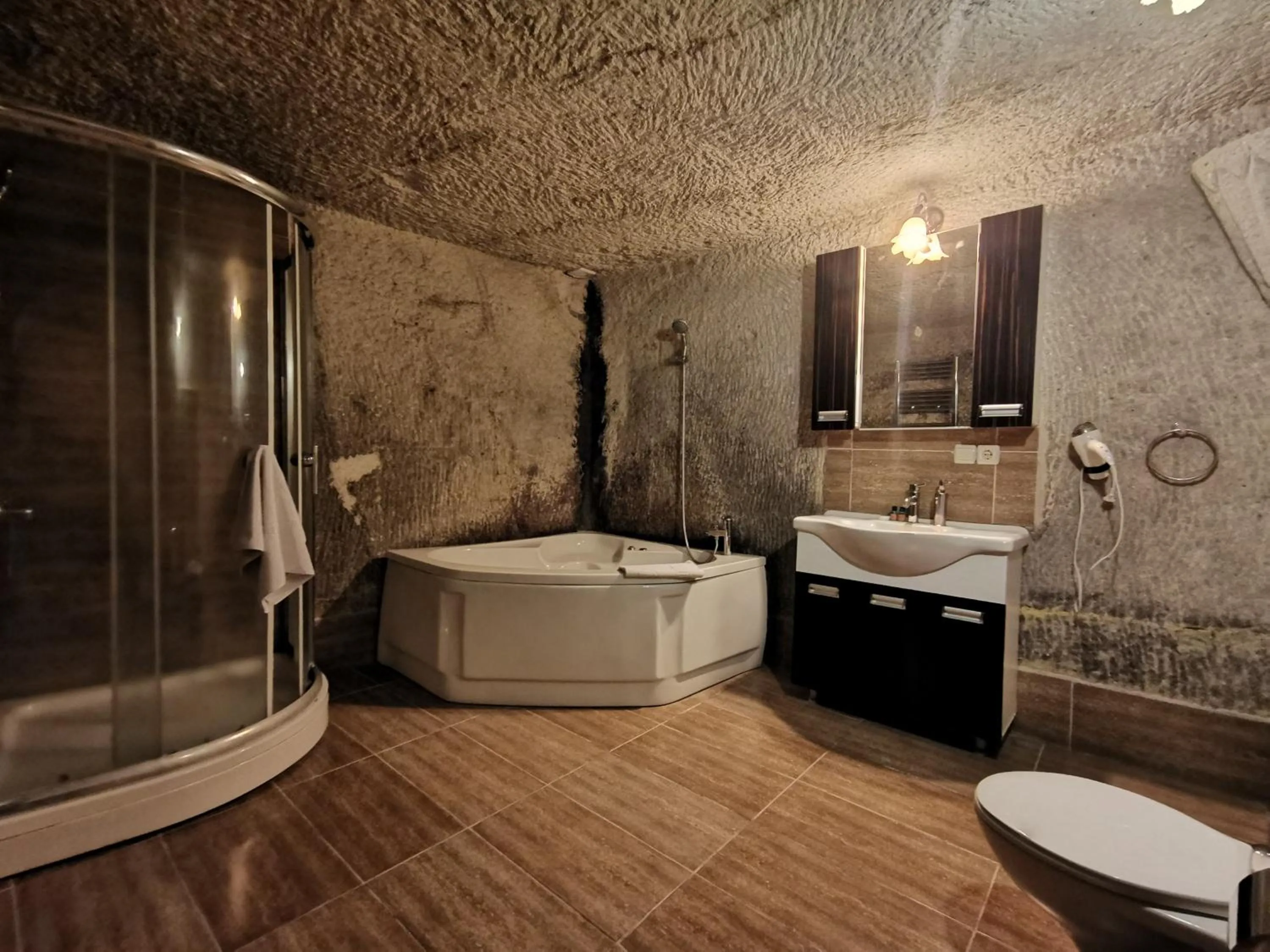 Hot Tub in Falcon Cave Suites