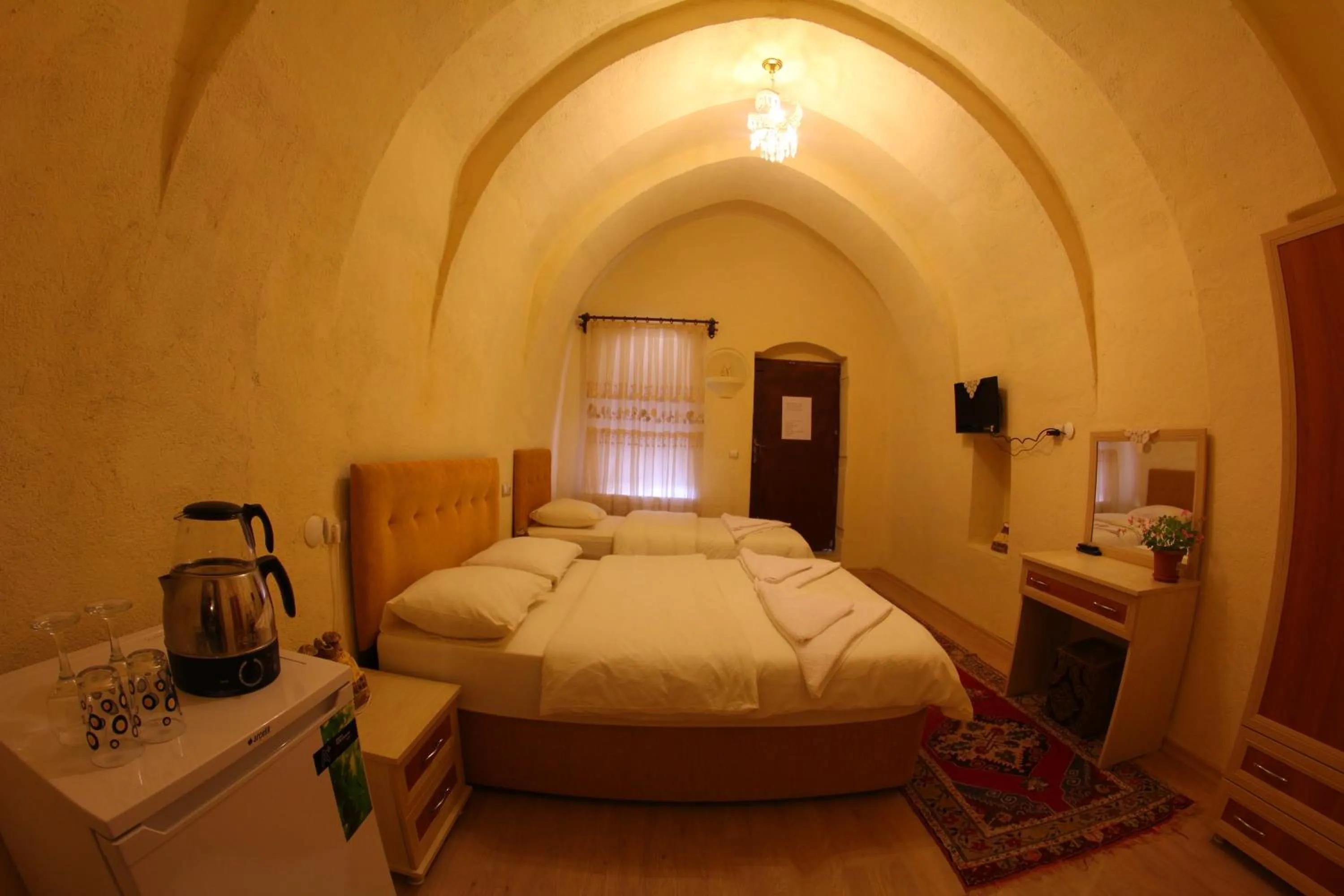 Coffee/tea facilities, Bed in Falcon Cave Suites