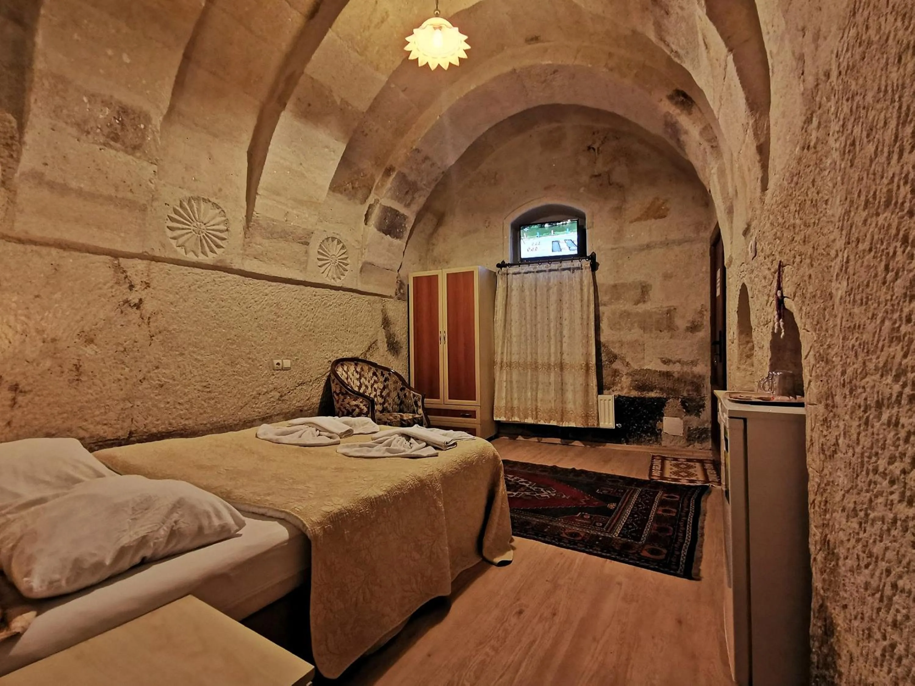 Photo of the whole room, Bed in Falcon Cave Suites