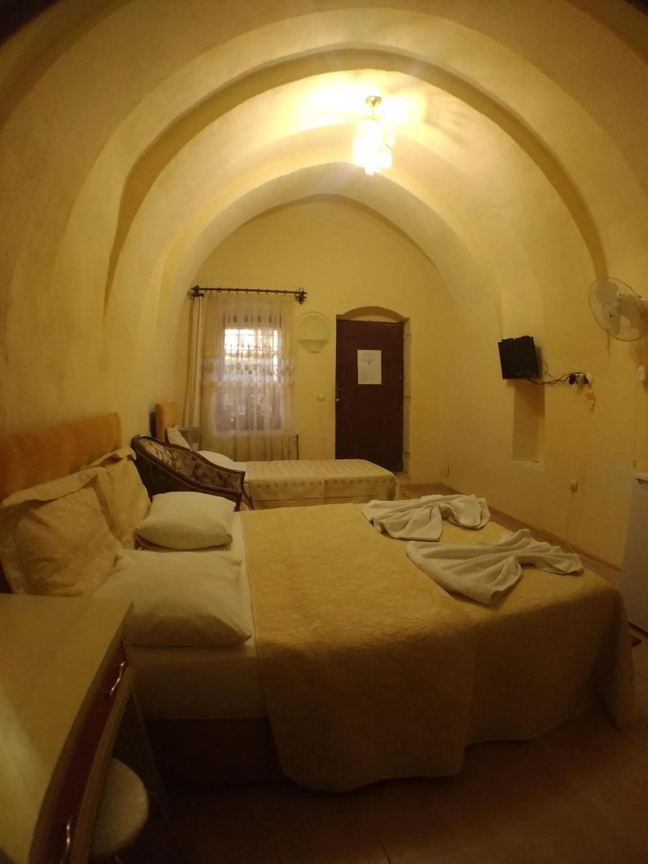 Photo of the whole room, Bed in Falcon Cave Suites