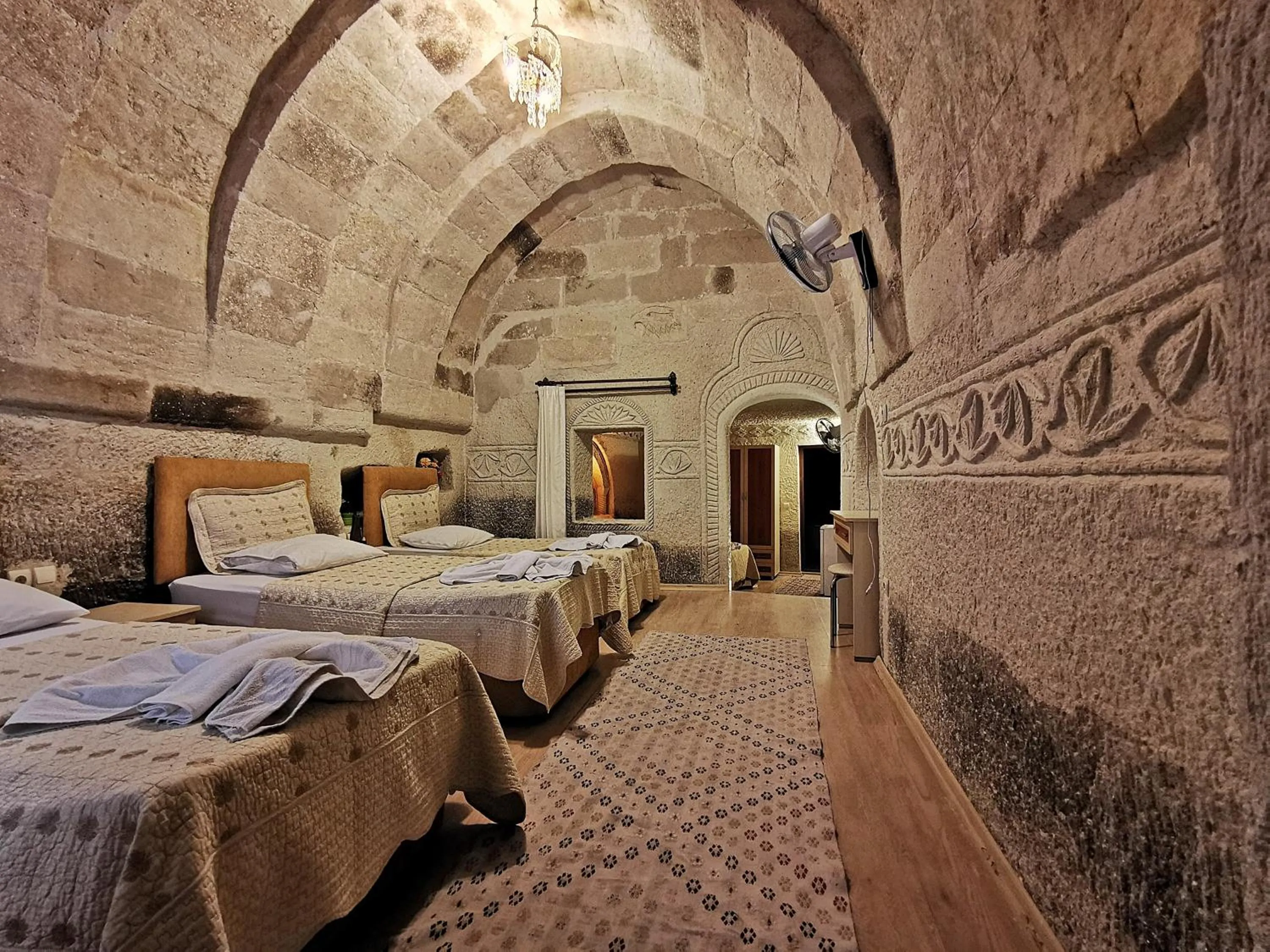 Photo of the whole room, Bed in Falcon Cave Suites