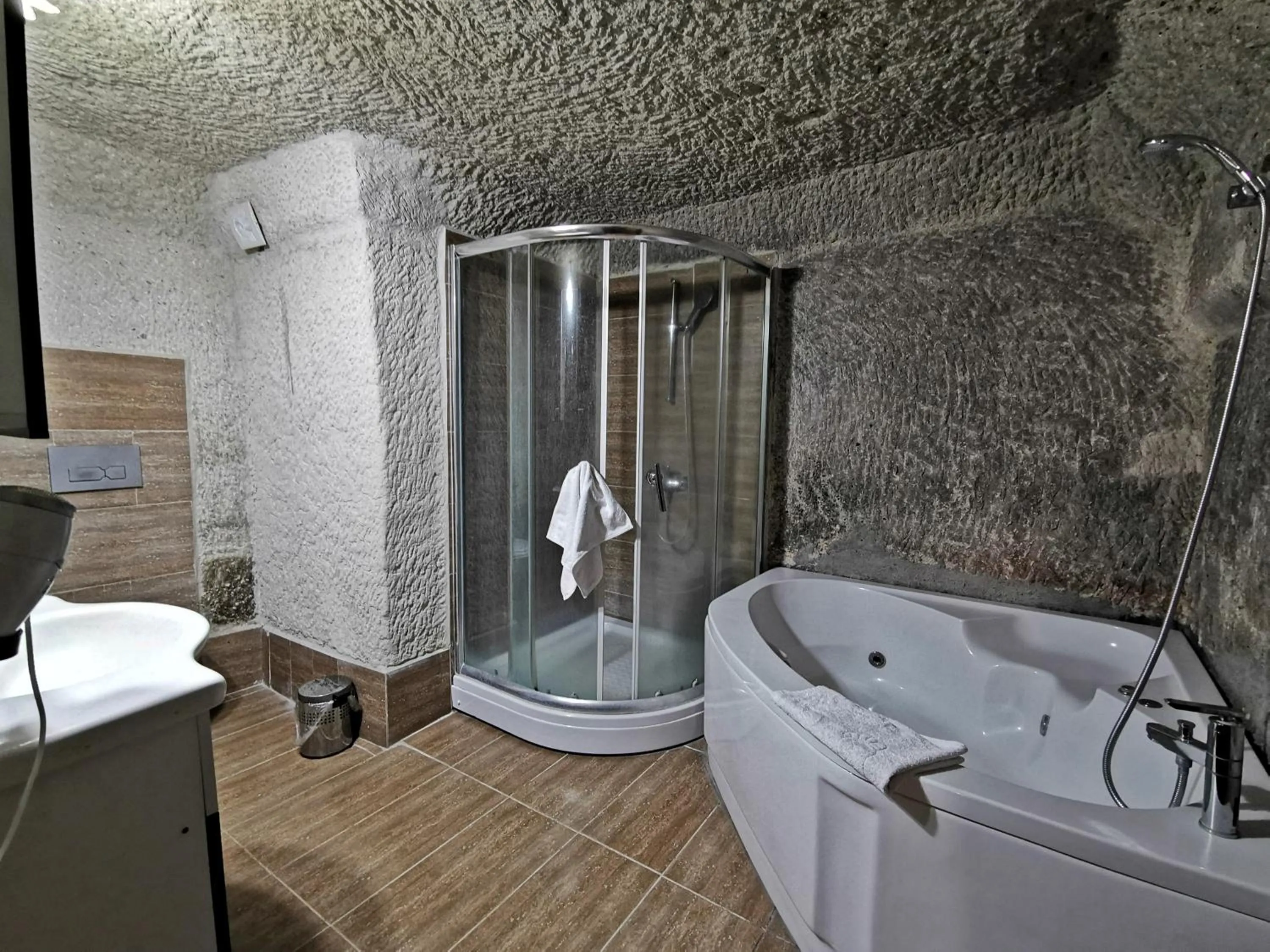 Hot Tub in Falcon Cave Suites