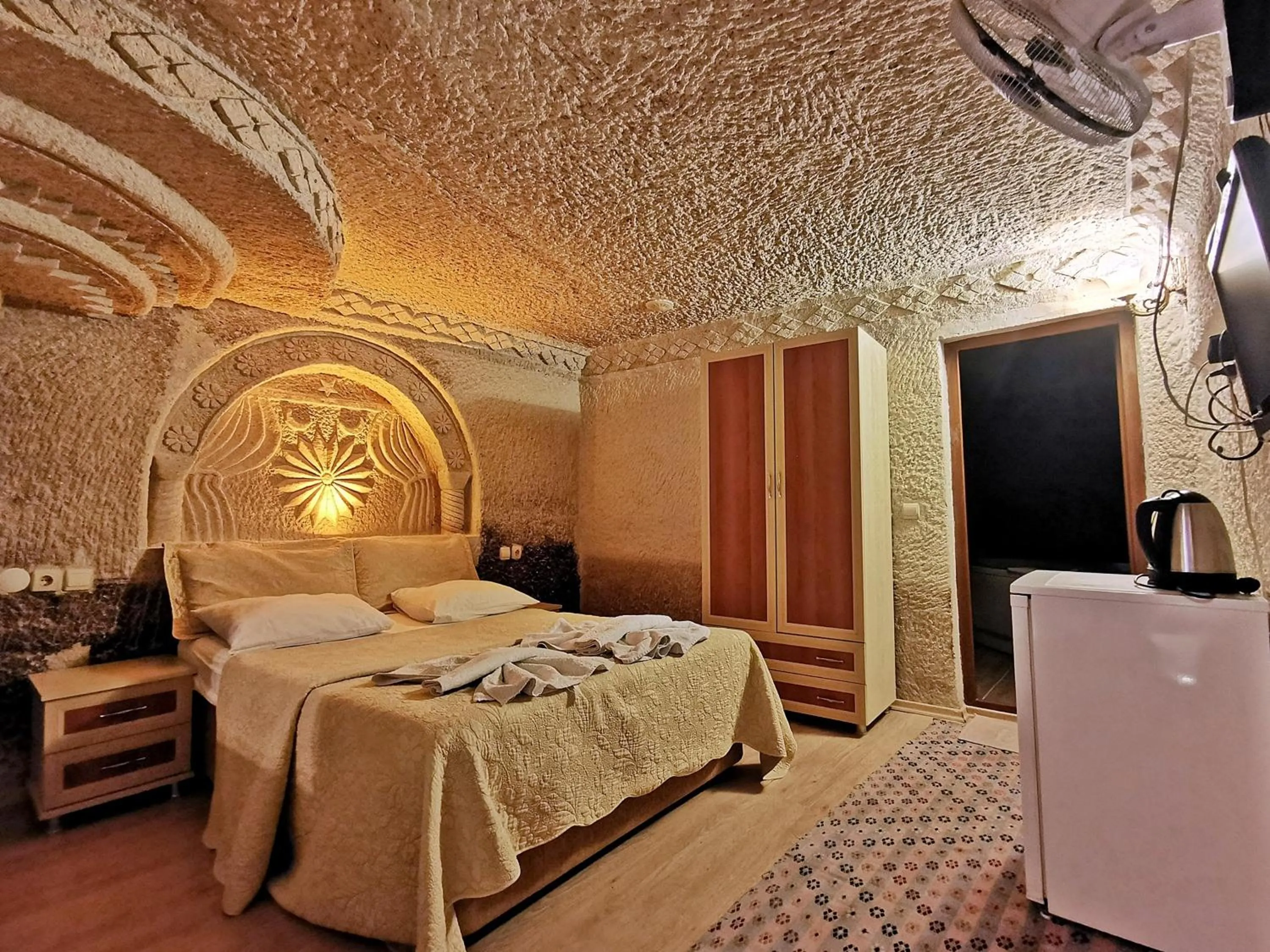 Photo of the whole room, Bed in Falcon Cave Suites