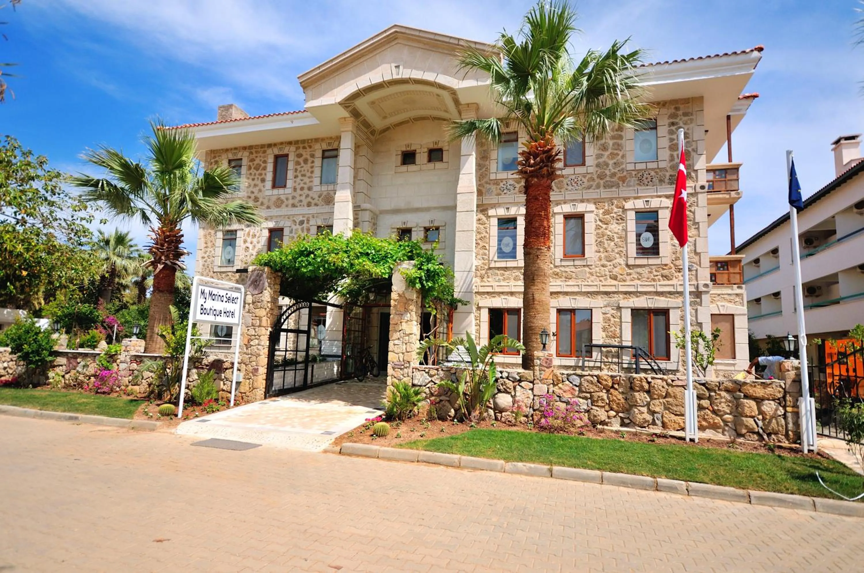 Facade/entrance in My Marina Select Hotel