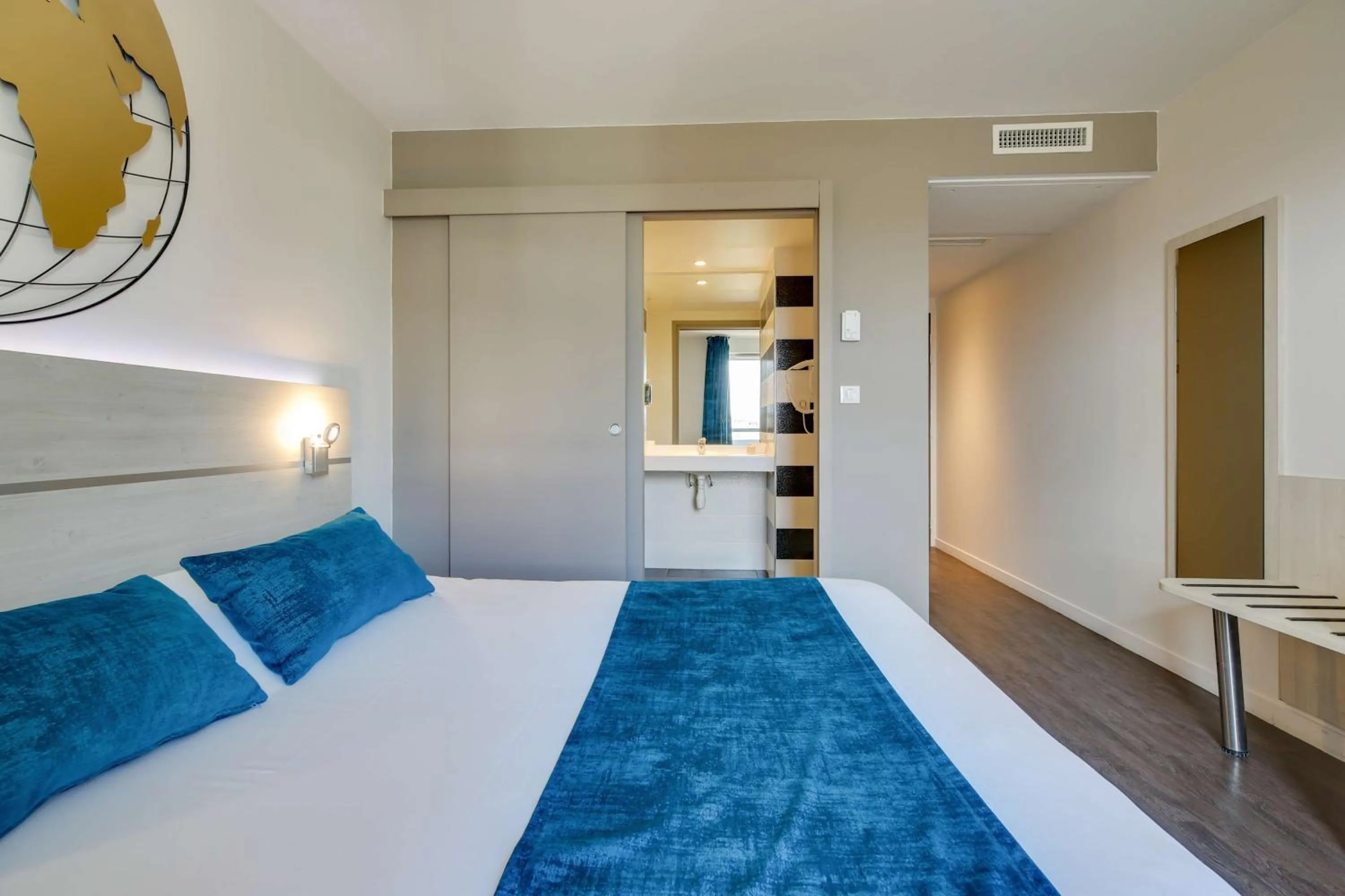 Bedroom, Bed in Brit Hotel Confort Saint-Dizier