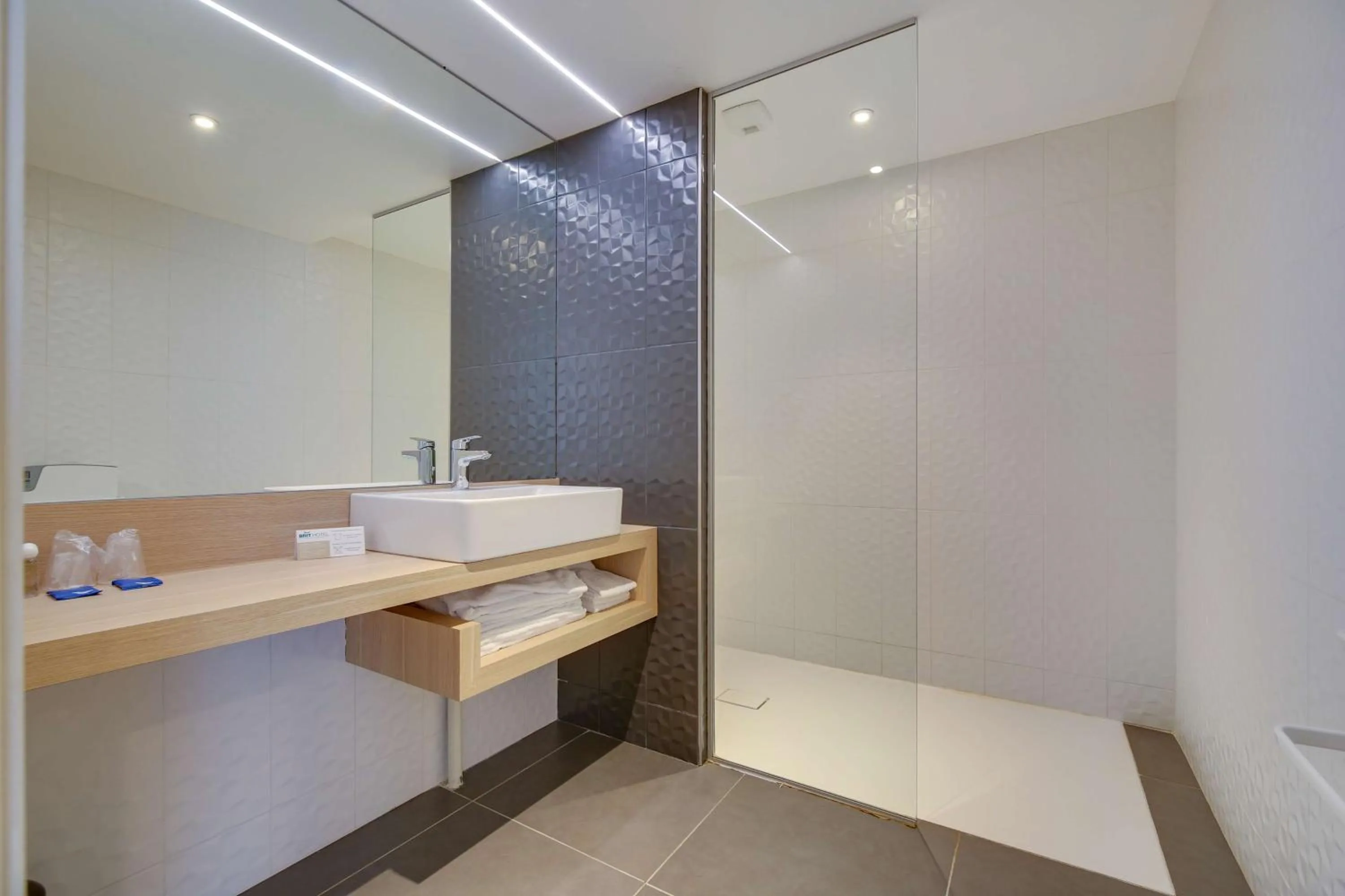 Bathroom in Brit Hotel Confort Saint-Dizier