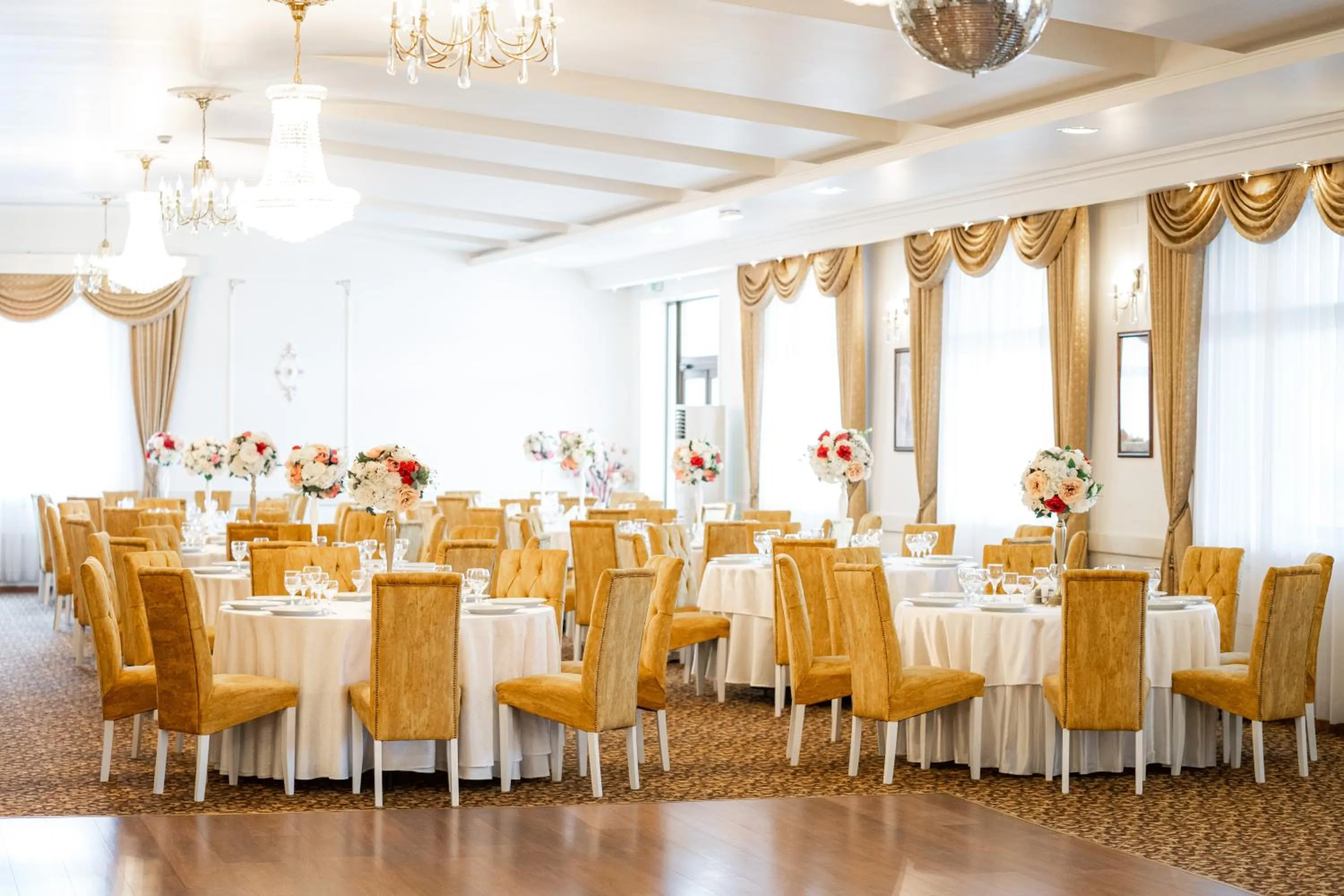 Restaurant/places to eat in Hotel Polaris