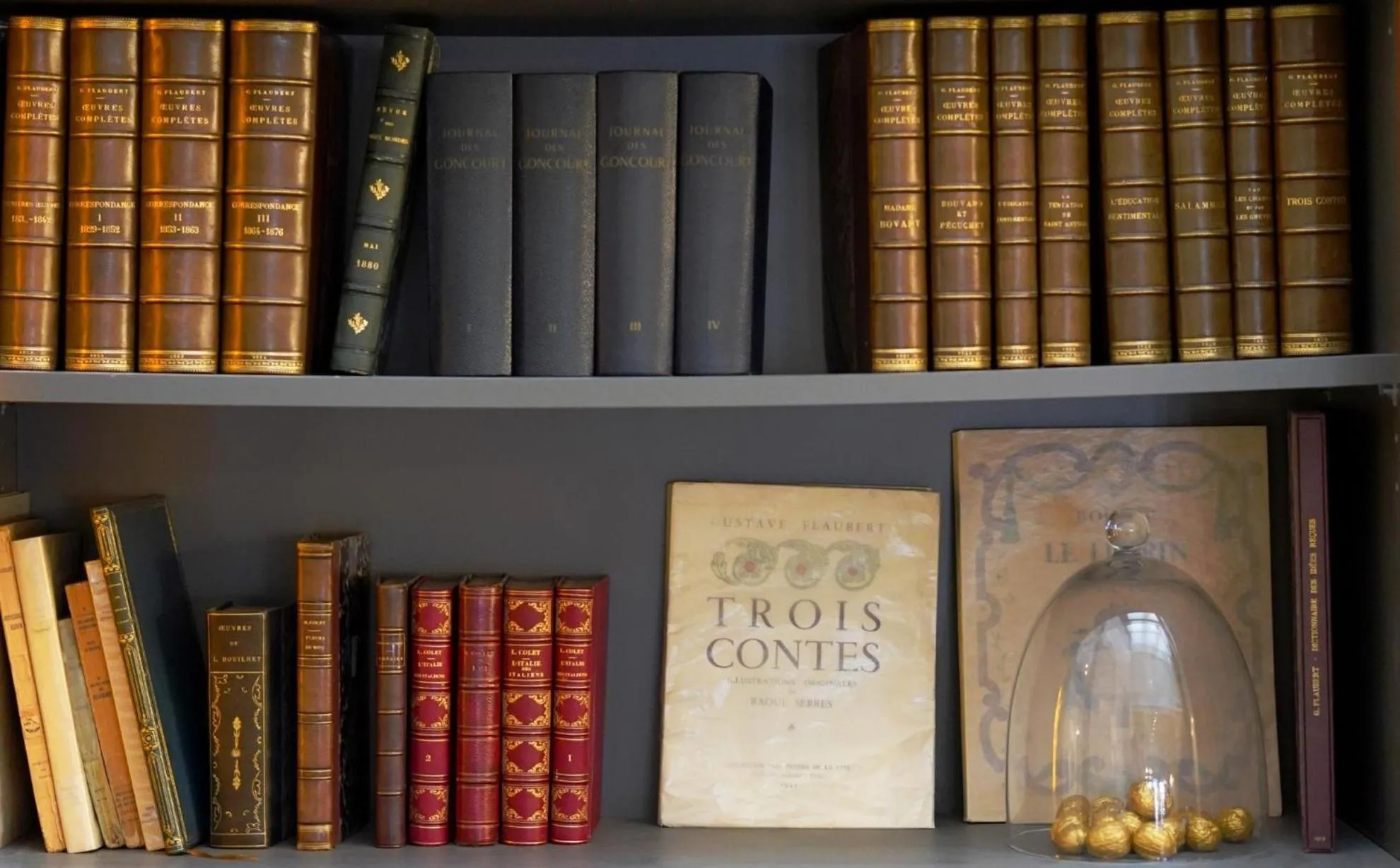 Library in Hotel Des Prélats