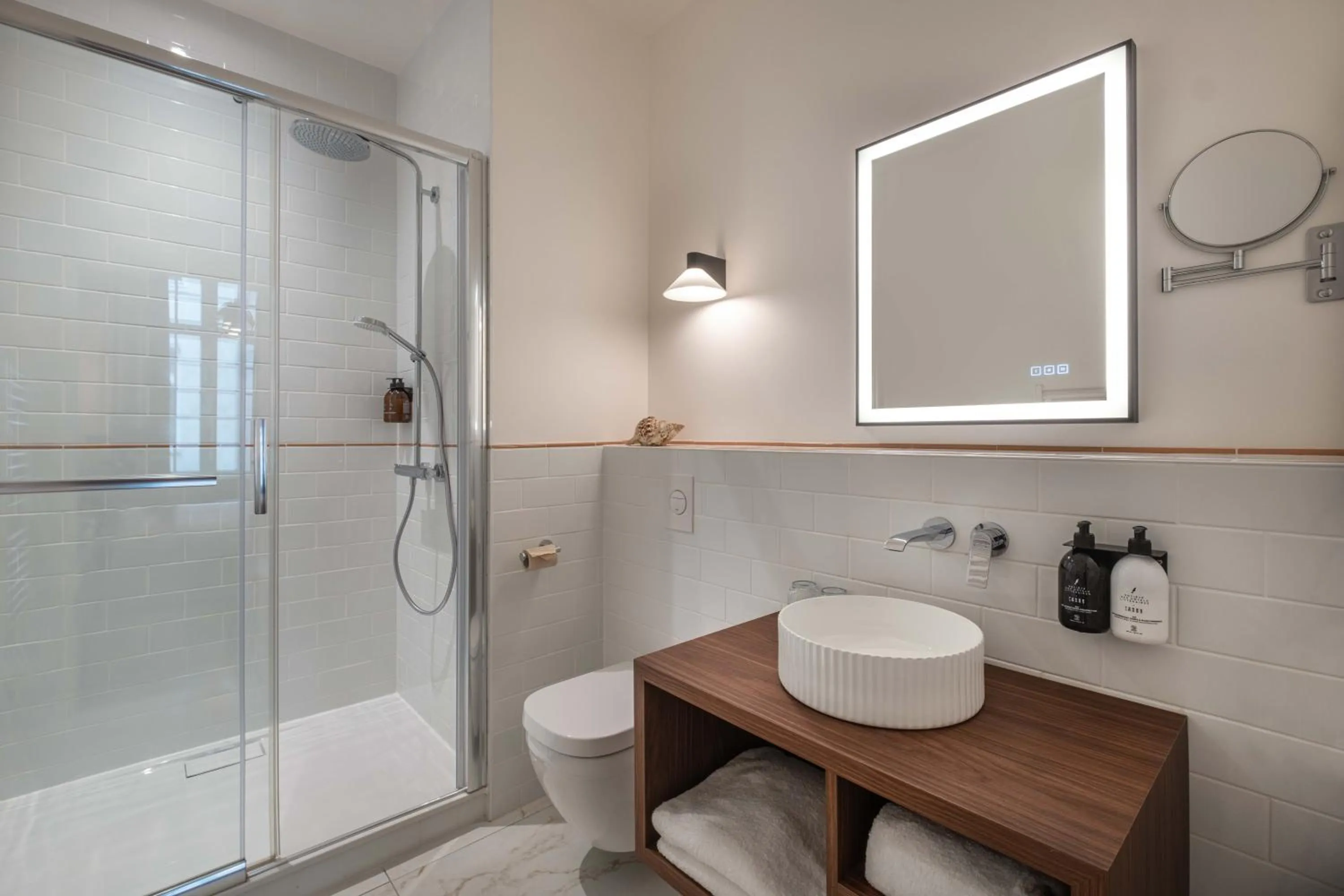 Bathroom in Hôtel Littéraire Stendhal et Spa