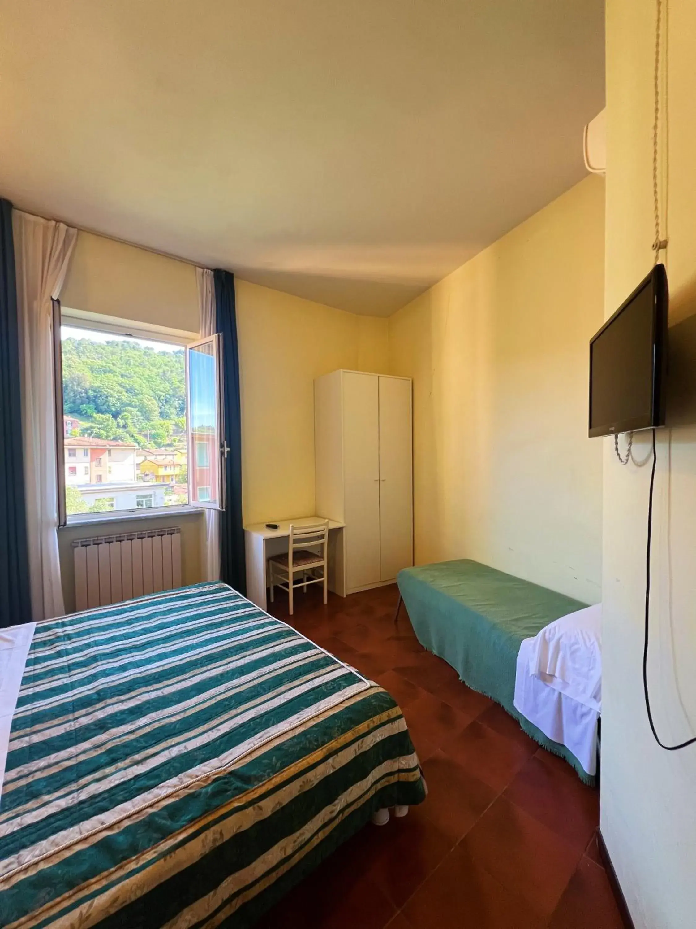 Triple Room - single occupancy in Hotel Le Grazie Triple Room - single occupancy in Hotel Le Grazie