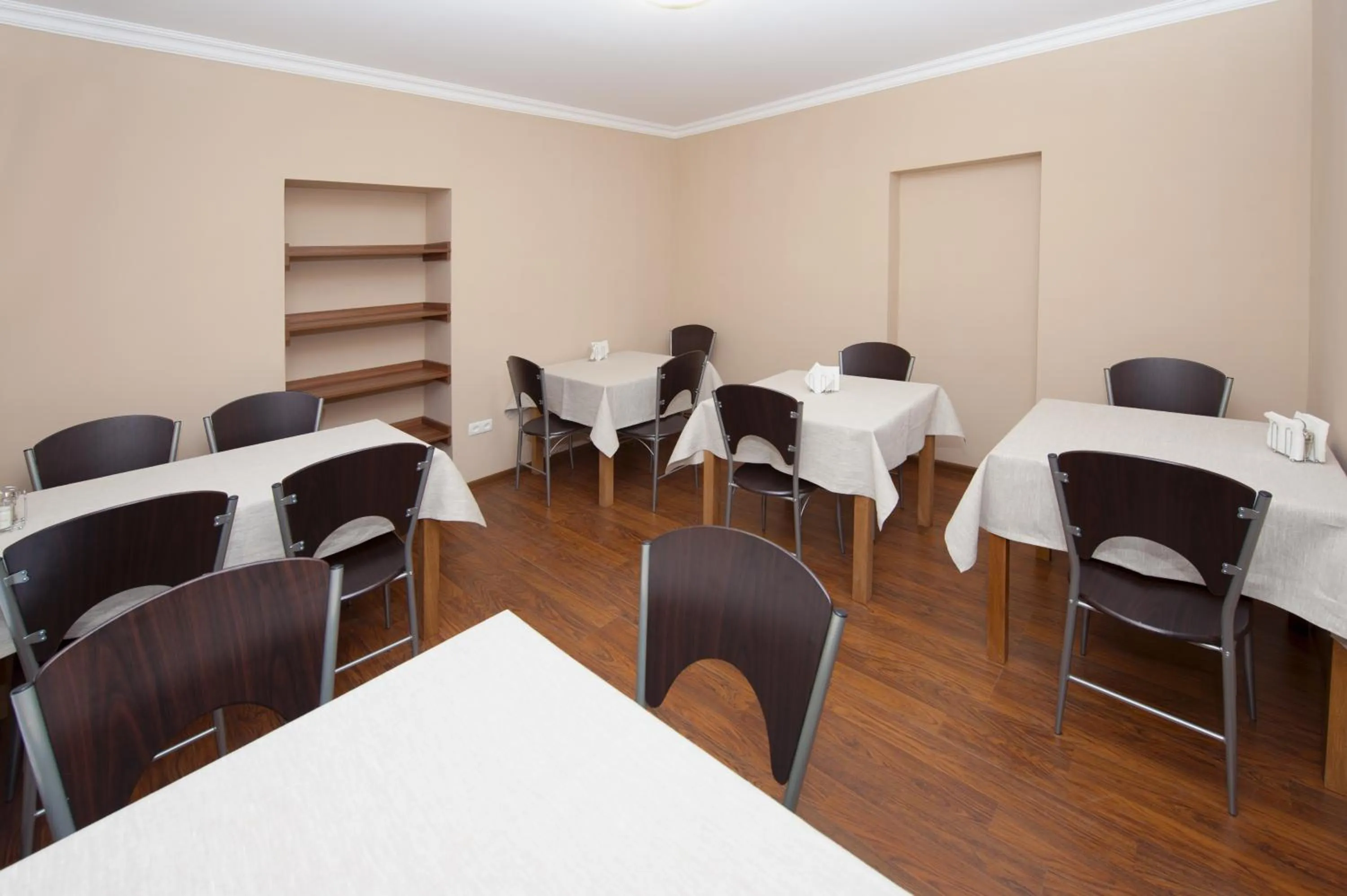 Restaurant/places to eat in Geneva Resort Hotel