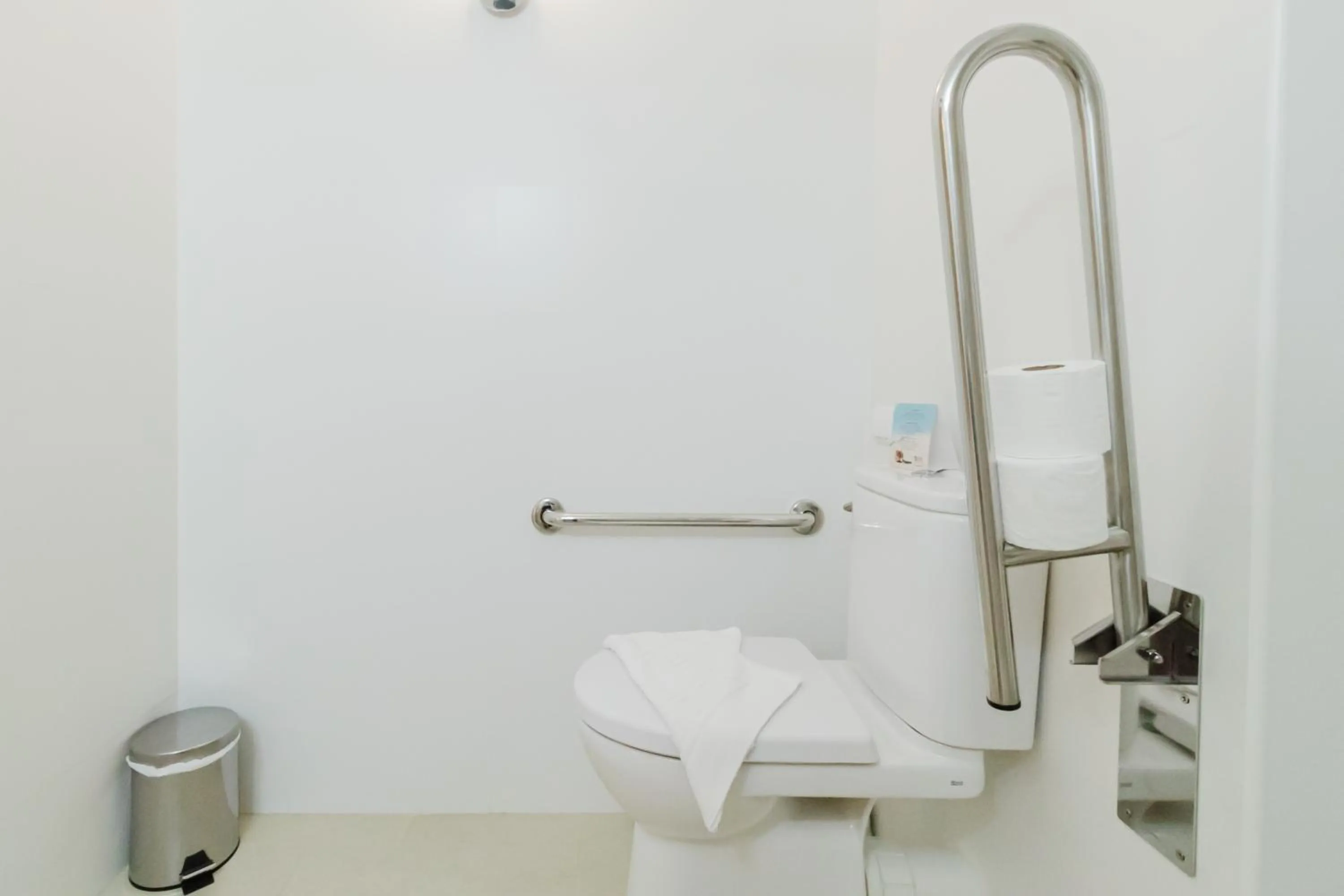 Bathroom in Apartamentos Es Pujols - Emar Hotels