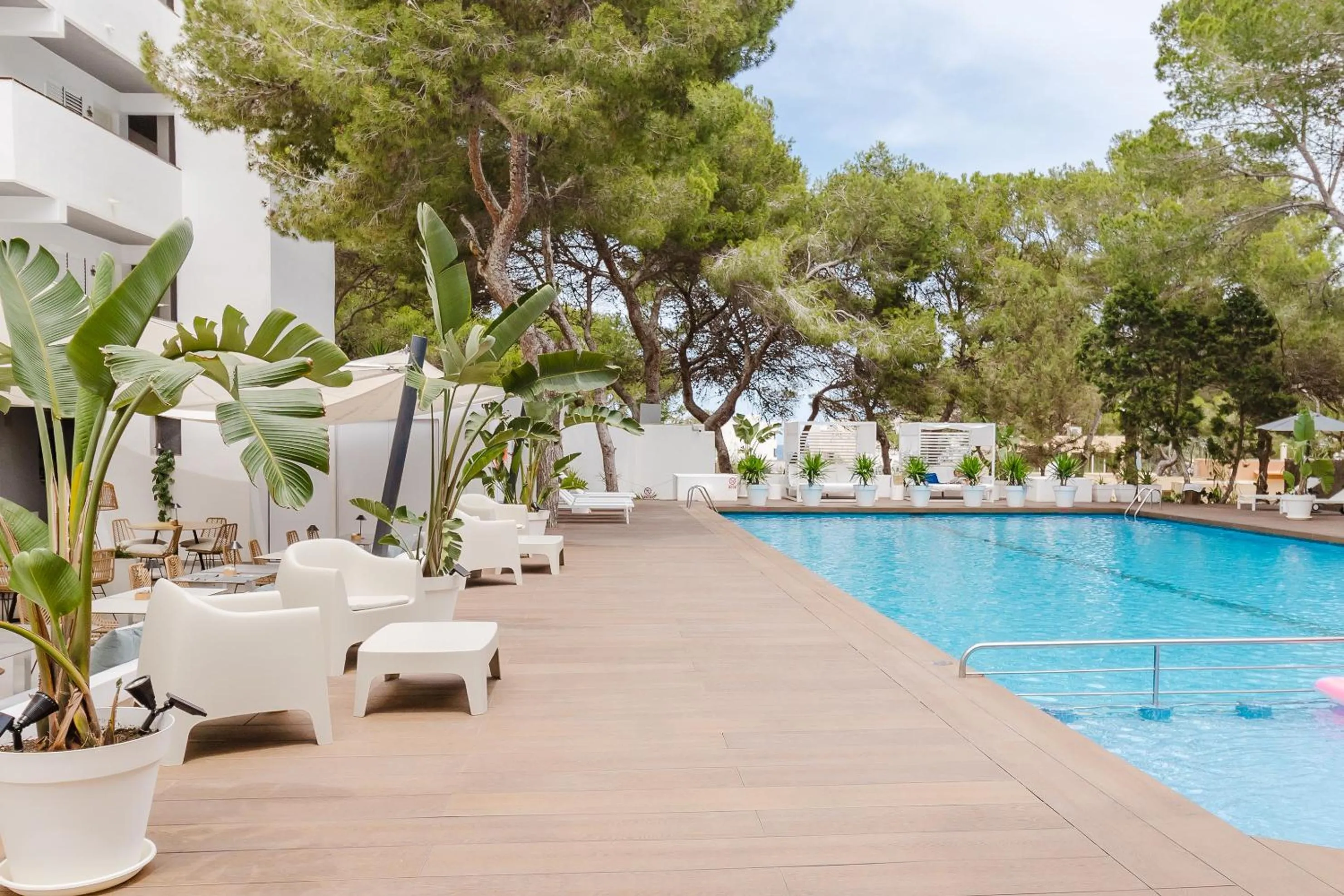 Swimming pool in Apartamentos Es Pujols - Emar Hotels