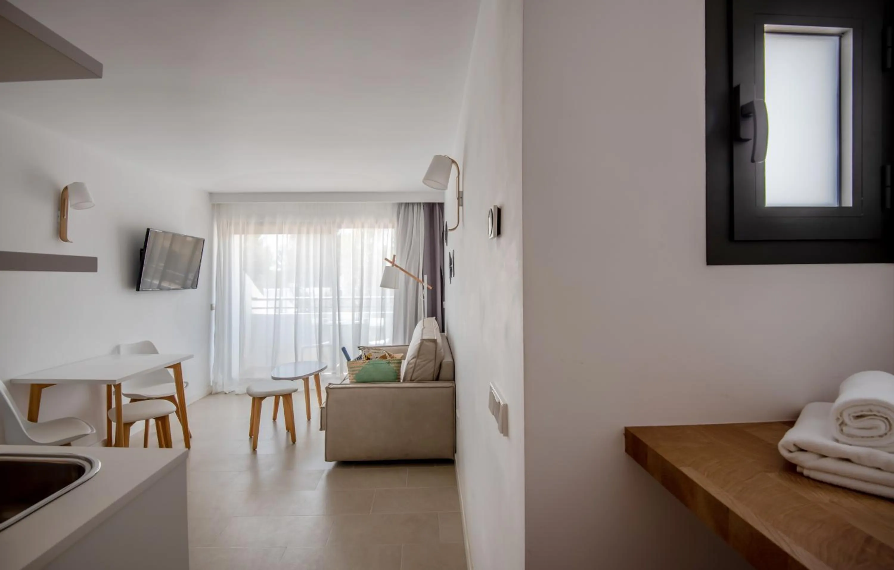 Living room, Bed in Apartamentos Es Pujols - Emar Hotels