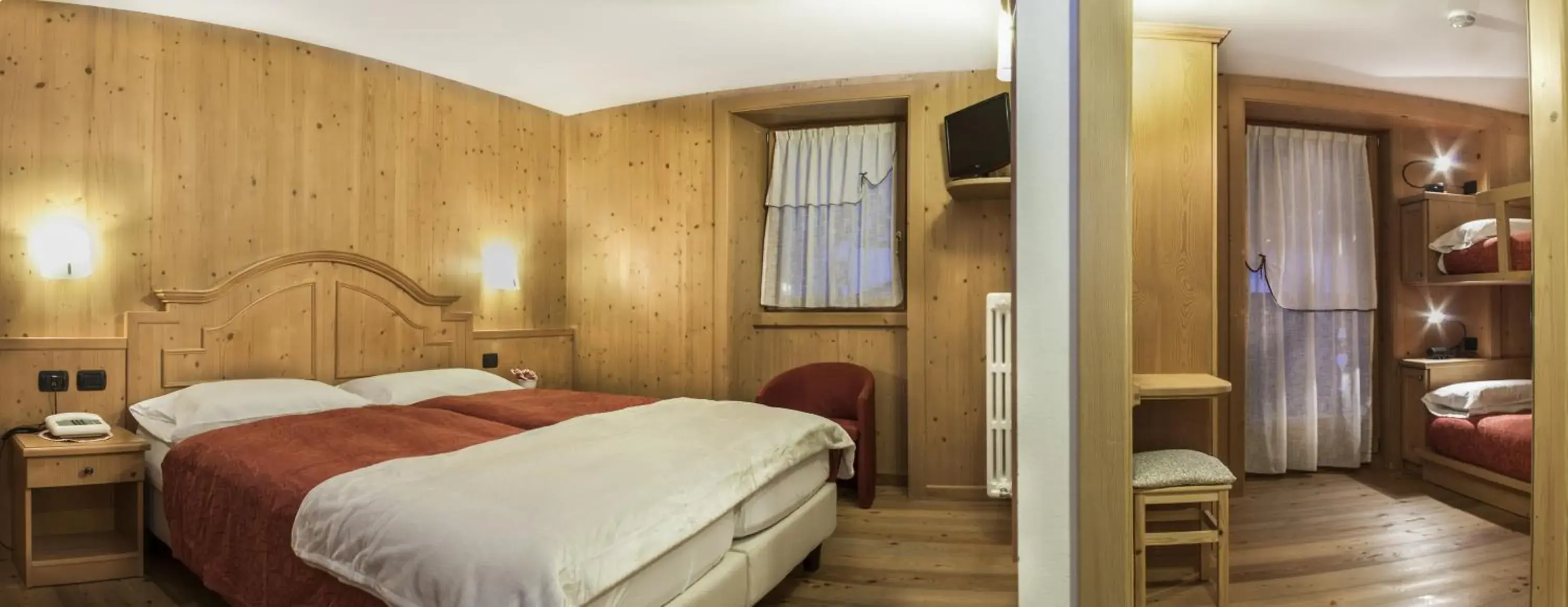 Family Room with Mountain View in Hotel Pedranzini Family Room with Mountain View in Hotel Pedranzini