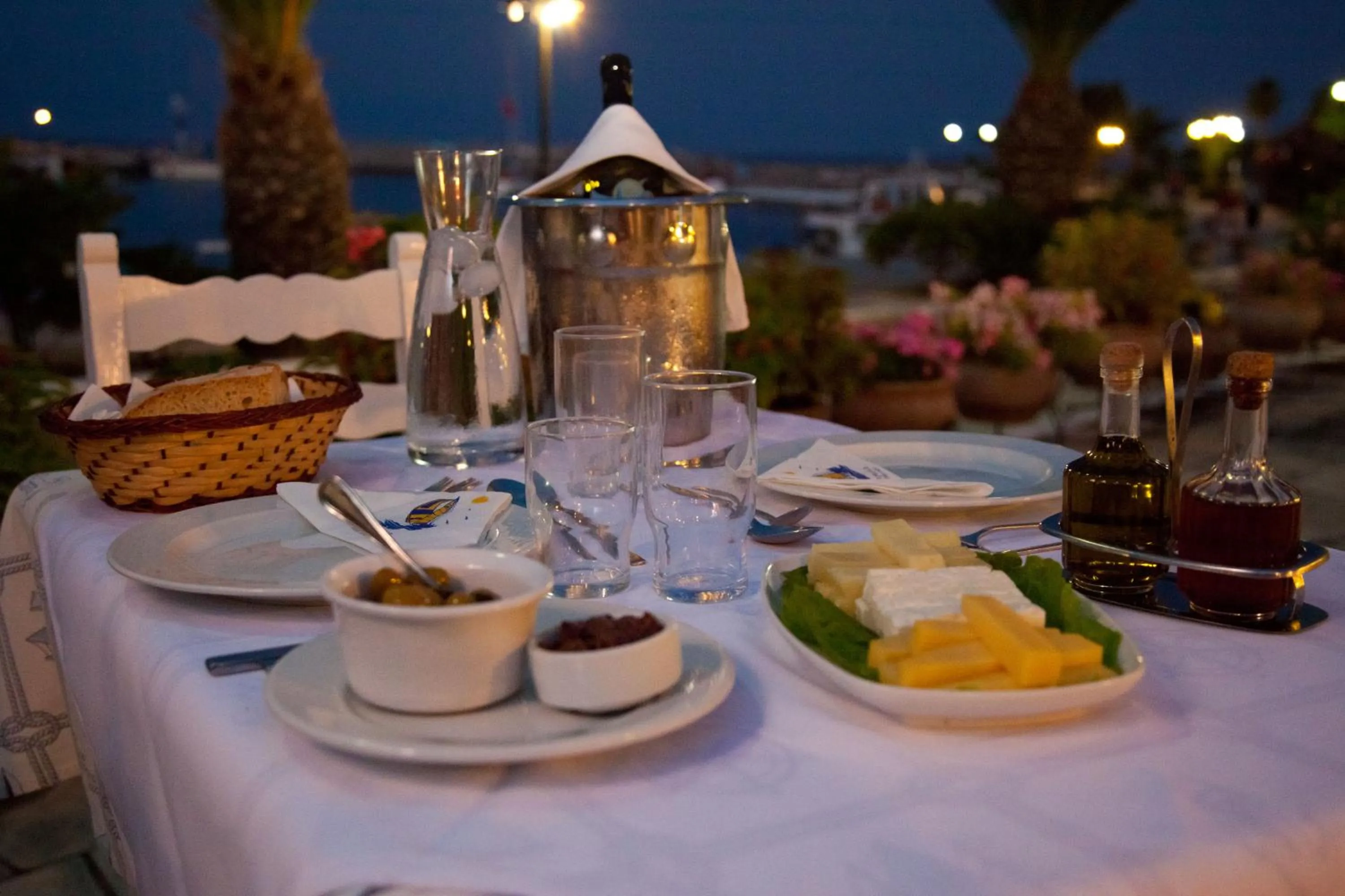 Restaurant/places to eat in Akroyali Hotel & Villas