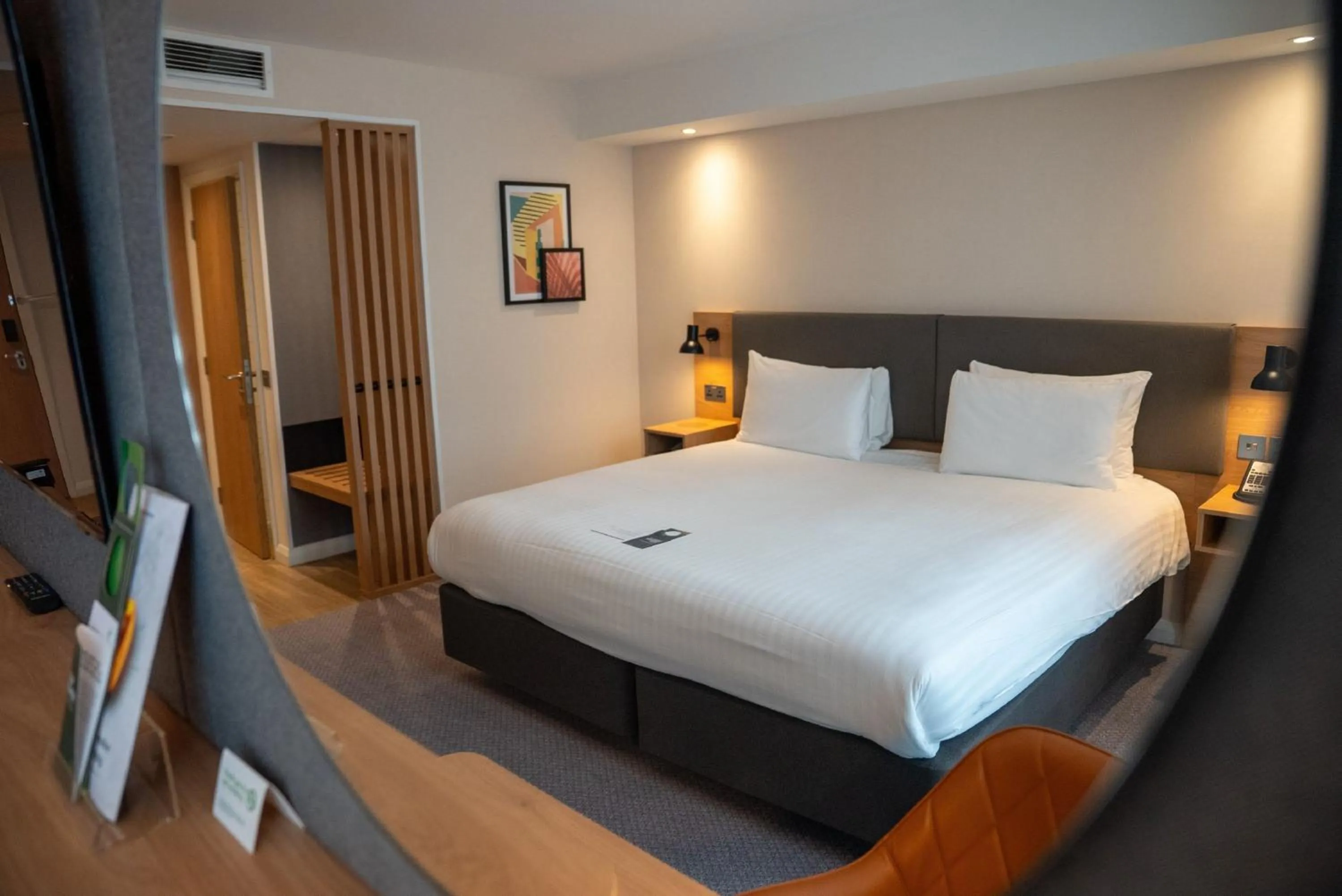 Photo of the whole room, Bed in Holiday Inn London - Whitechapel by IHG