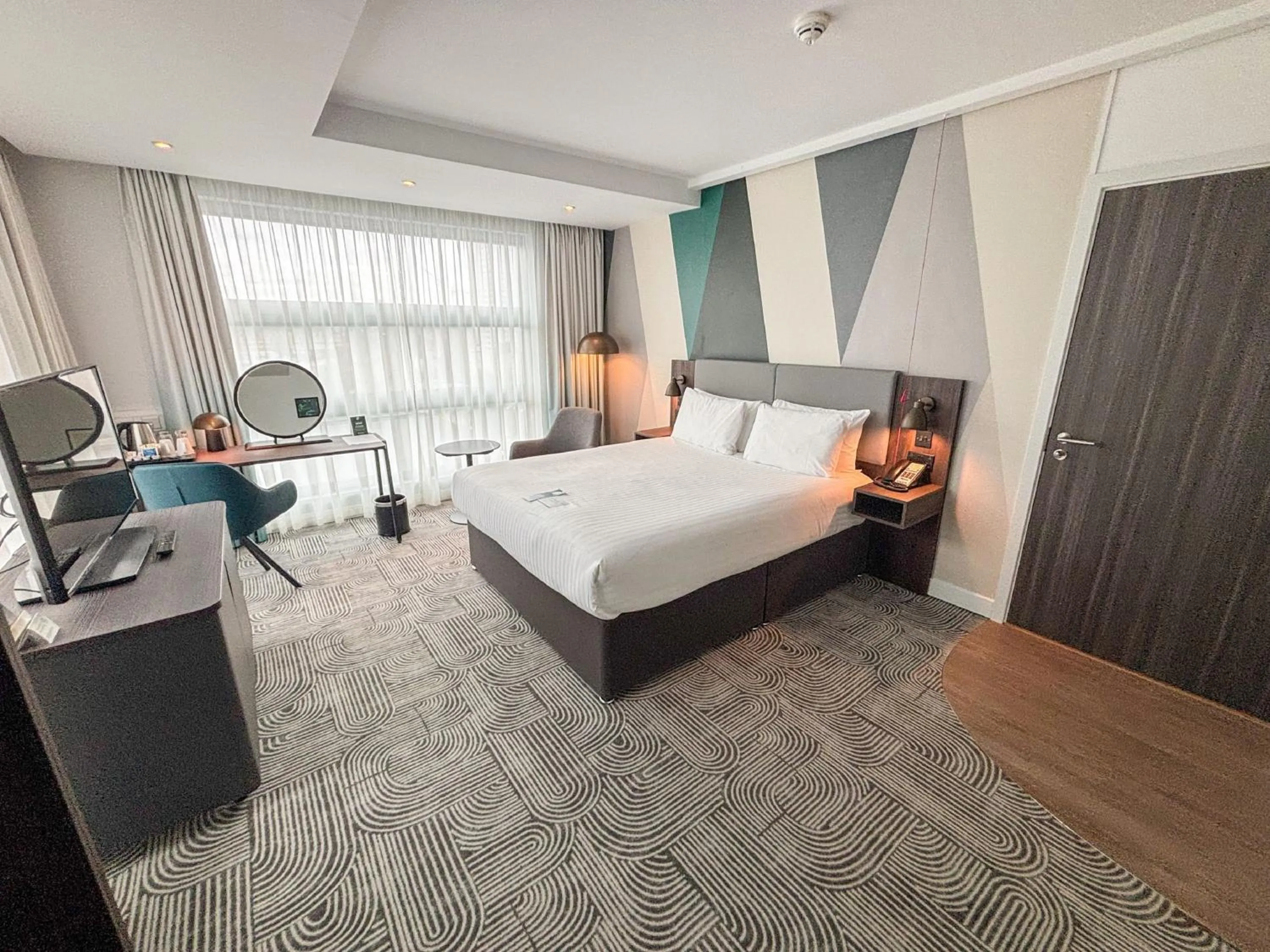 Photo of the whole room, Bed in Holiday Inn London - Whitechapel by IHG