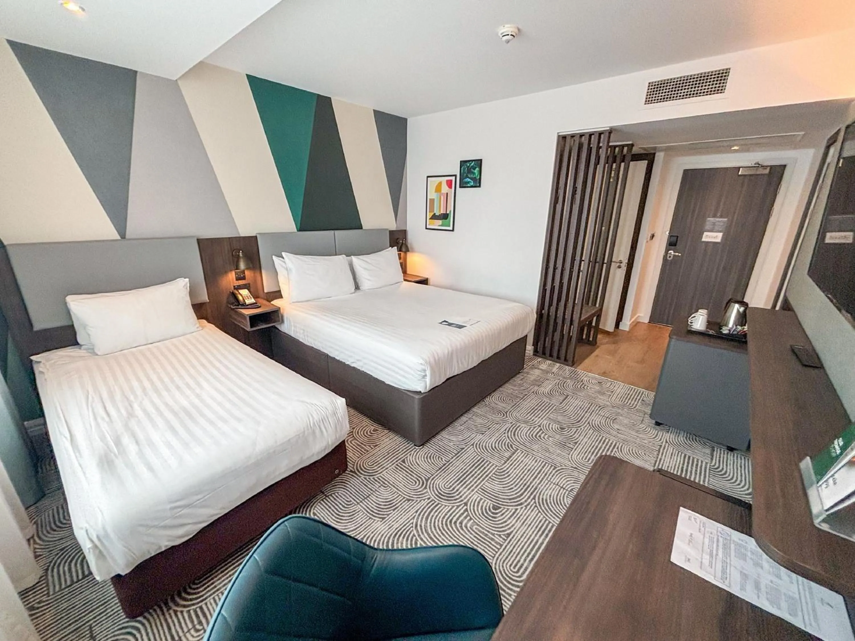 Photo of the whole room, Bed in Holiday Inn London - Whitechapel by IHG