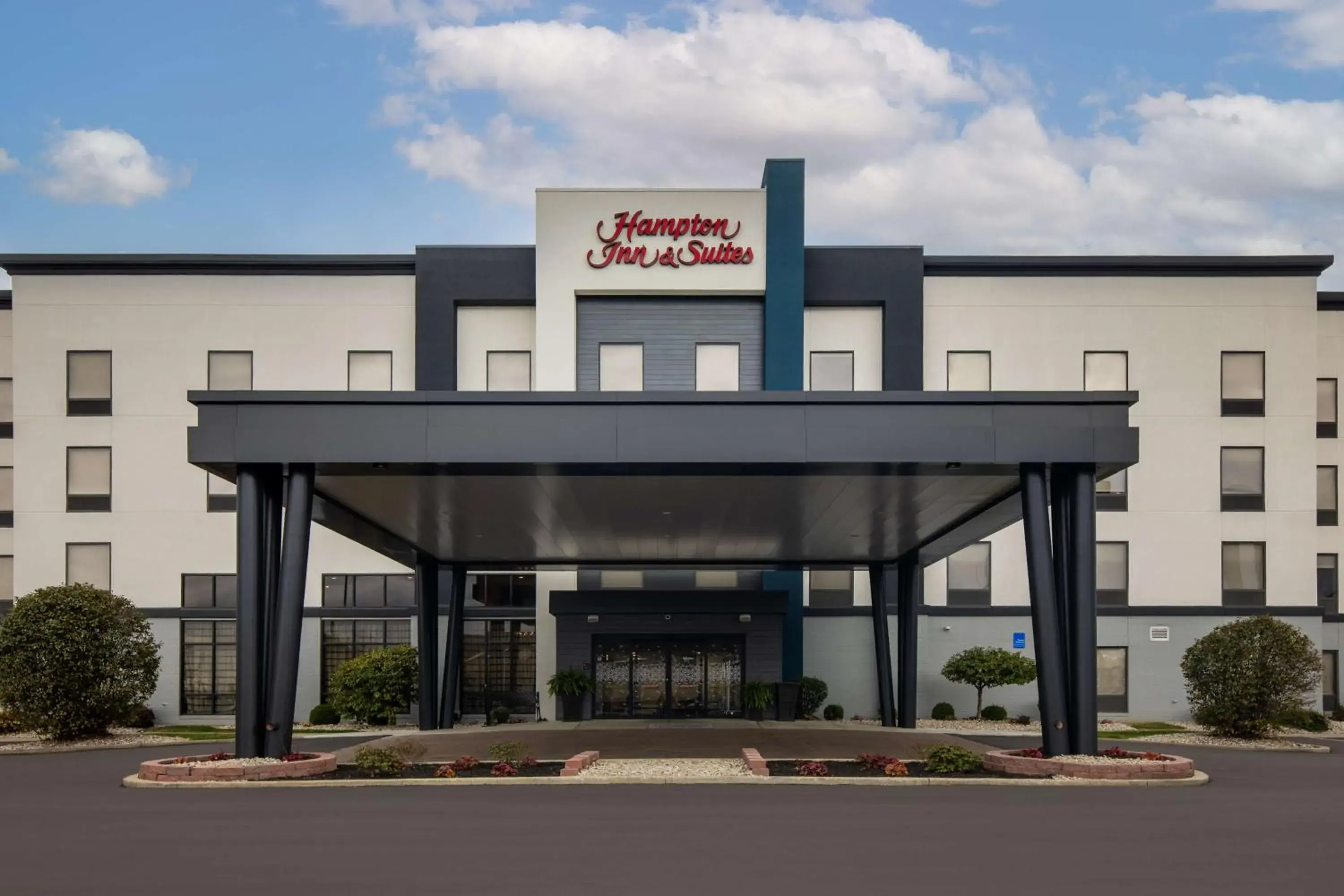 Property building in Hampton Inn & Suites Dayton-Vandalia Property building in Hampton Inn & Suites Dayton-Vandalia