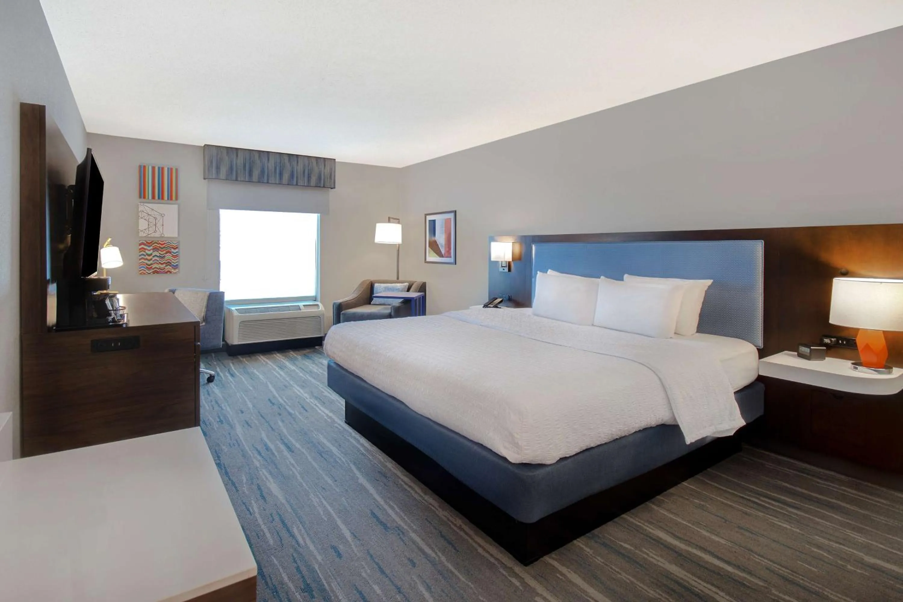 Bed in Hampton Inn & Suites Dayton-Vandalia