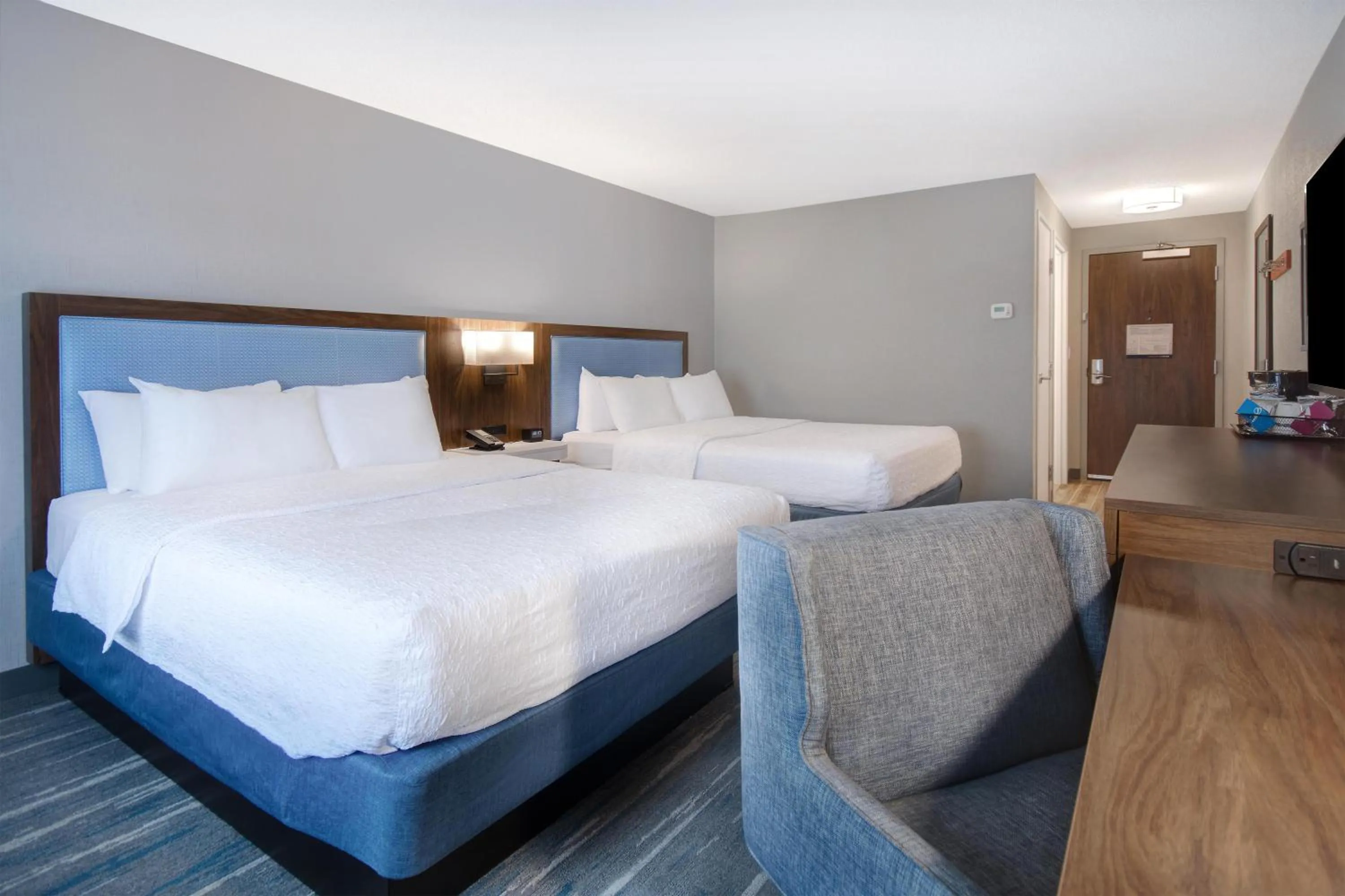 Bed in Hampton Inn & Suites Dayton-Vandalia