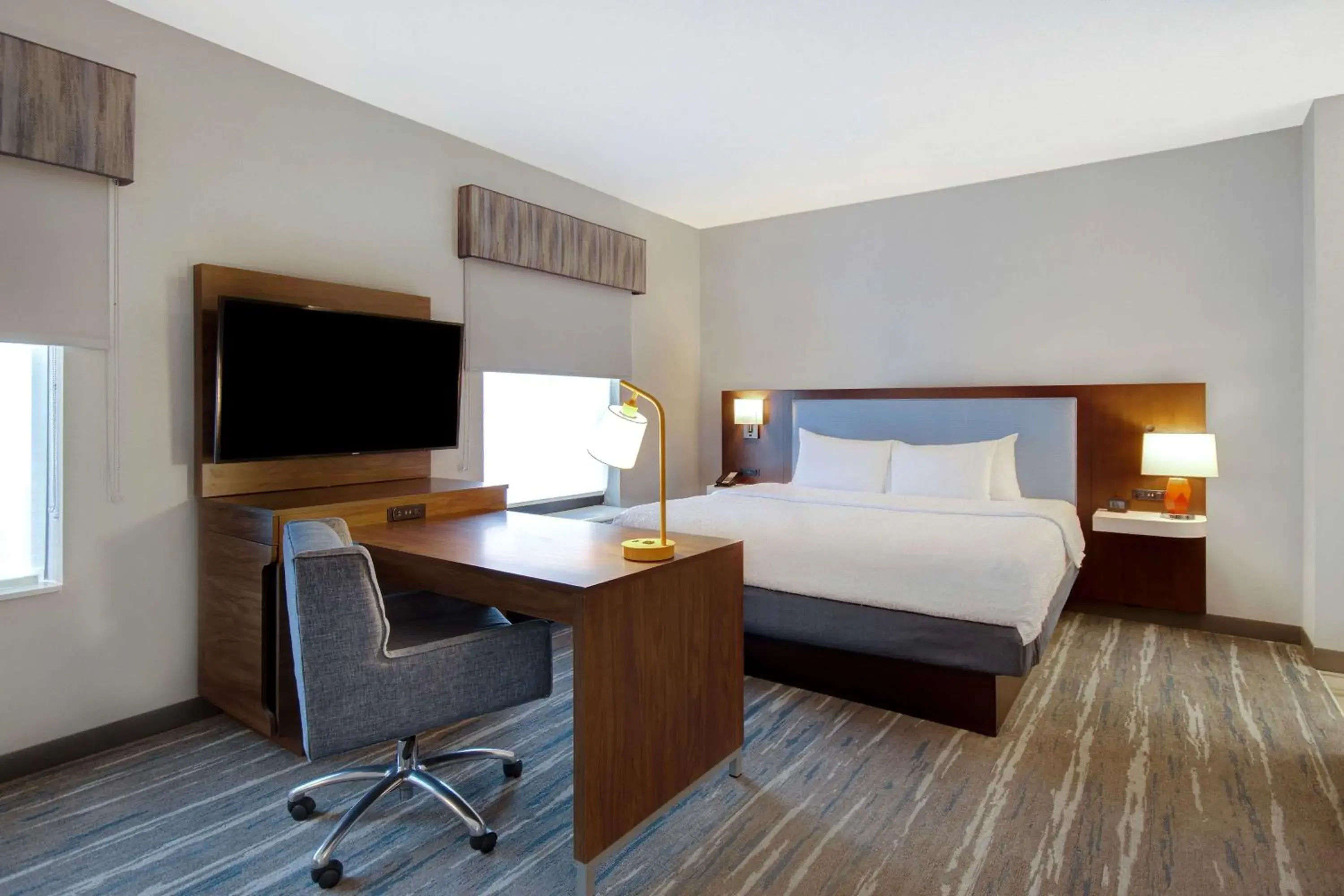 Bed in Hampton Inn & Suites Dayton-Vandalia Bed in Hampton Inn & Suites Dayton-Vandalia
