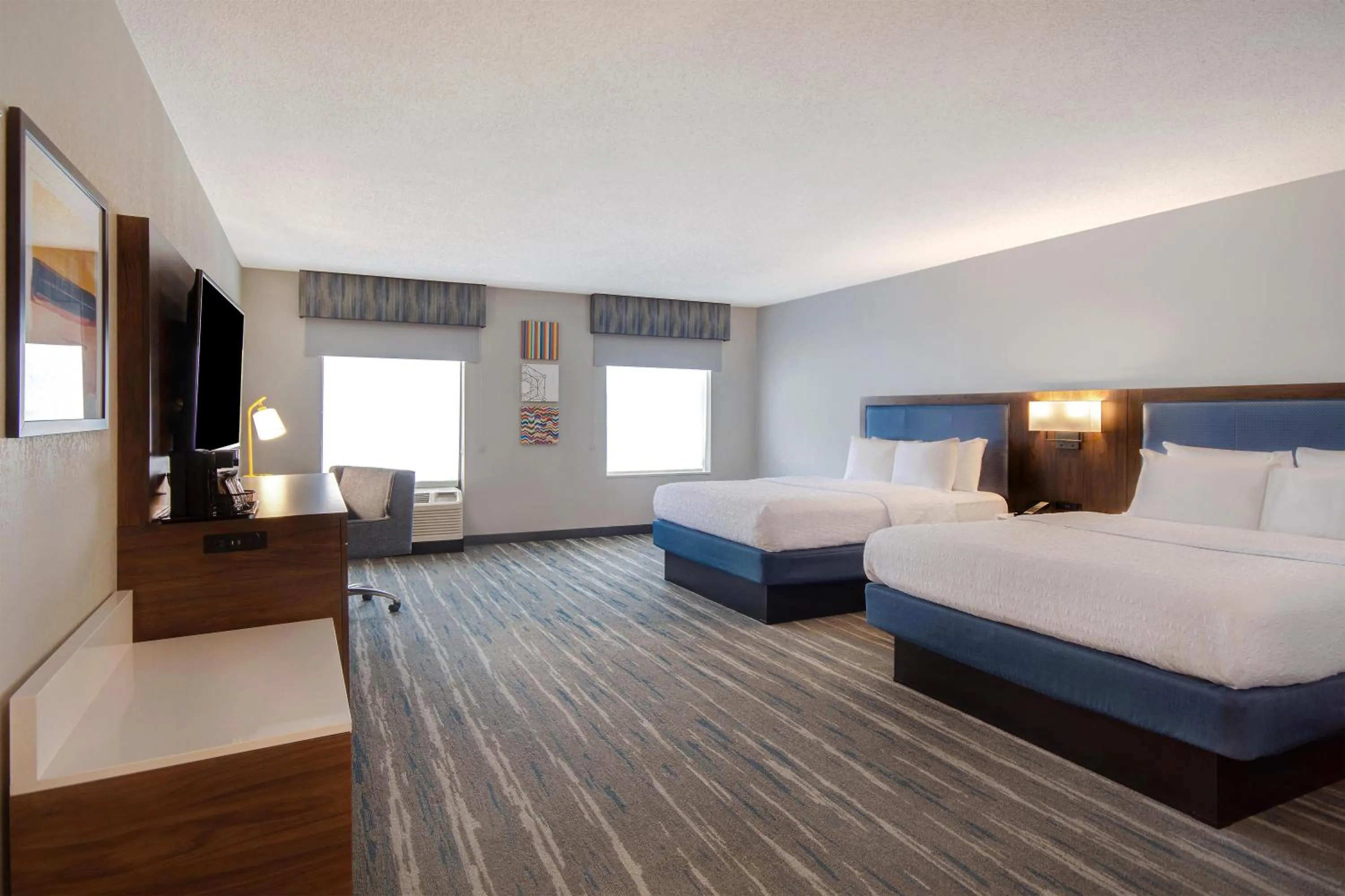 Bed in Hampton Inn & Suites Dayton-Vandalia