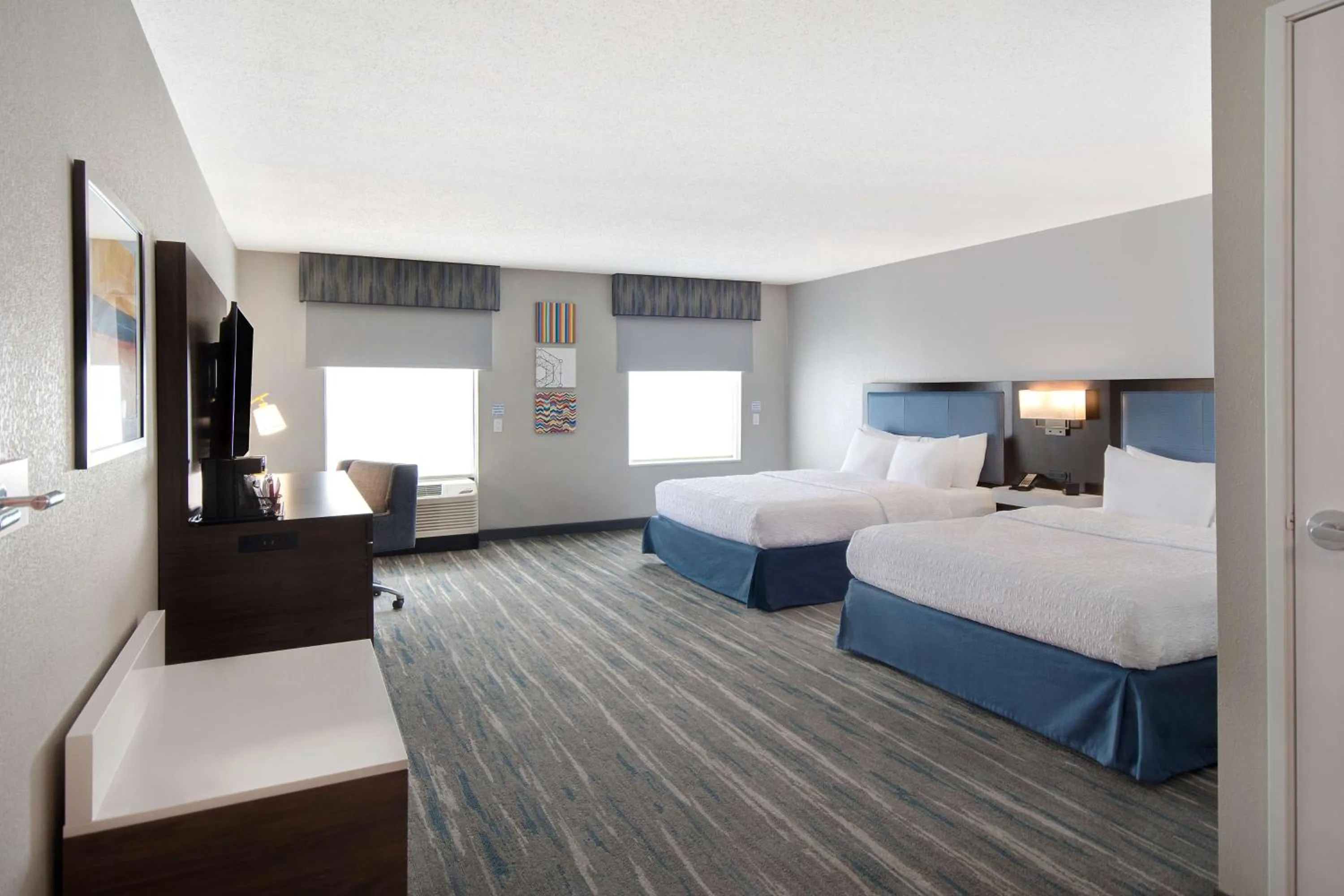 Bed in Hampton Inn & Suites Dayton-Vandalia