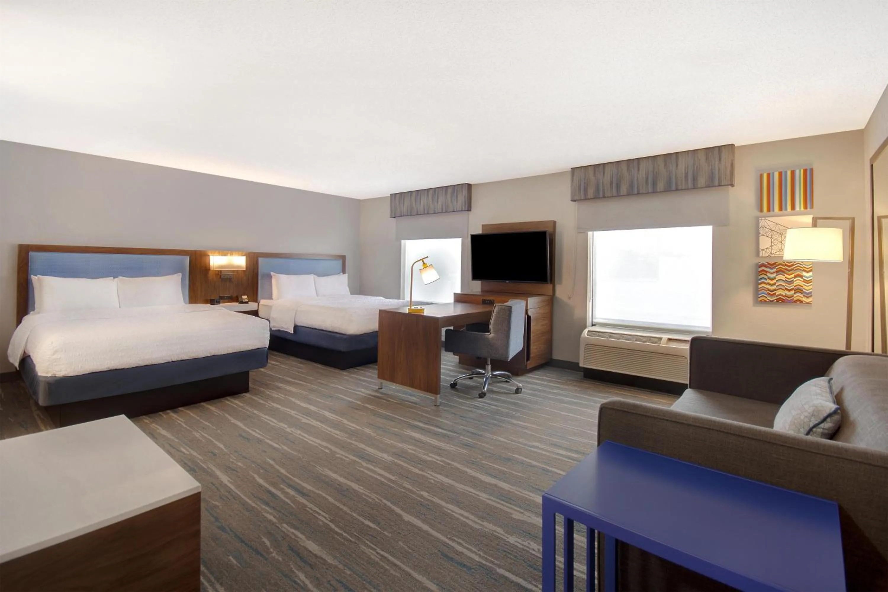 Living room, Bed in Hampton Inn & Suites Dayton-Vandalia
