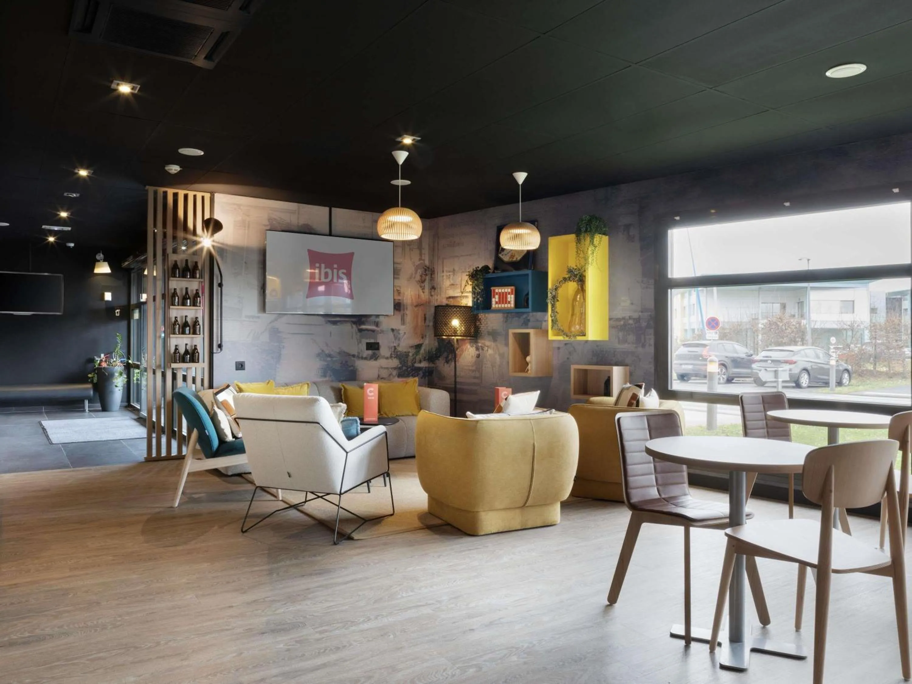 Lounge or bar in ibis Douai Dechy
