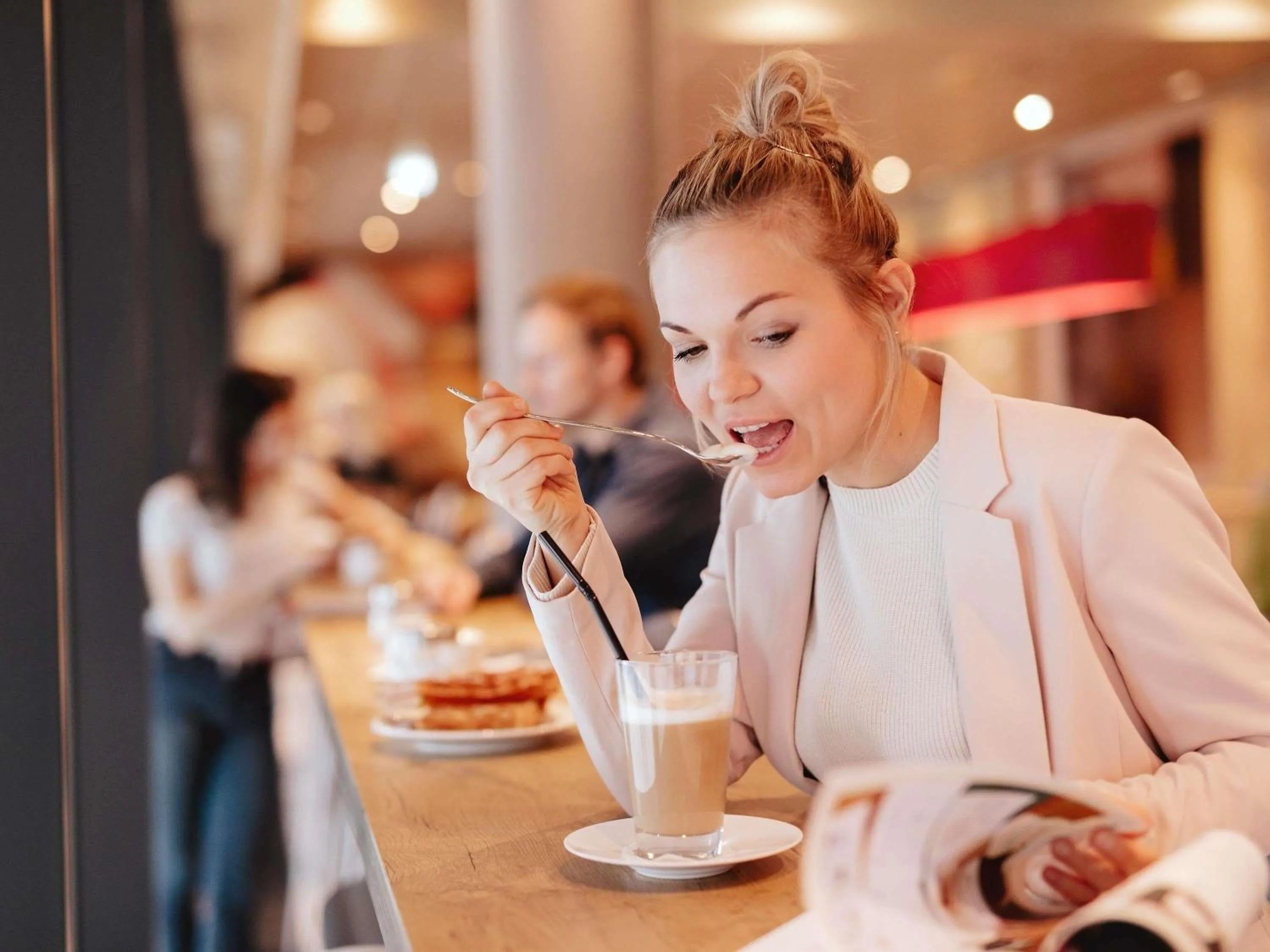 Lounge or bar in ibis Douai Dechy