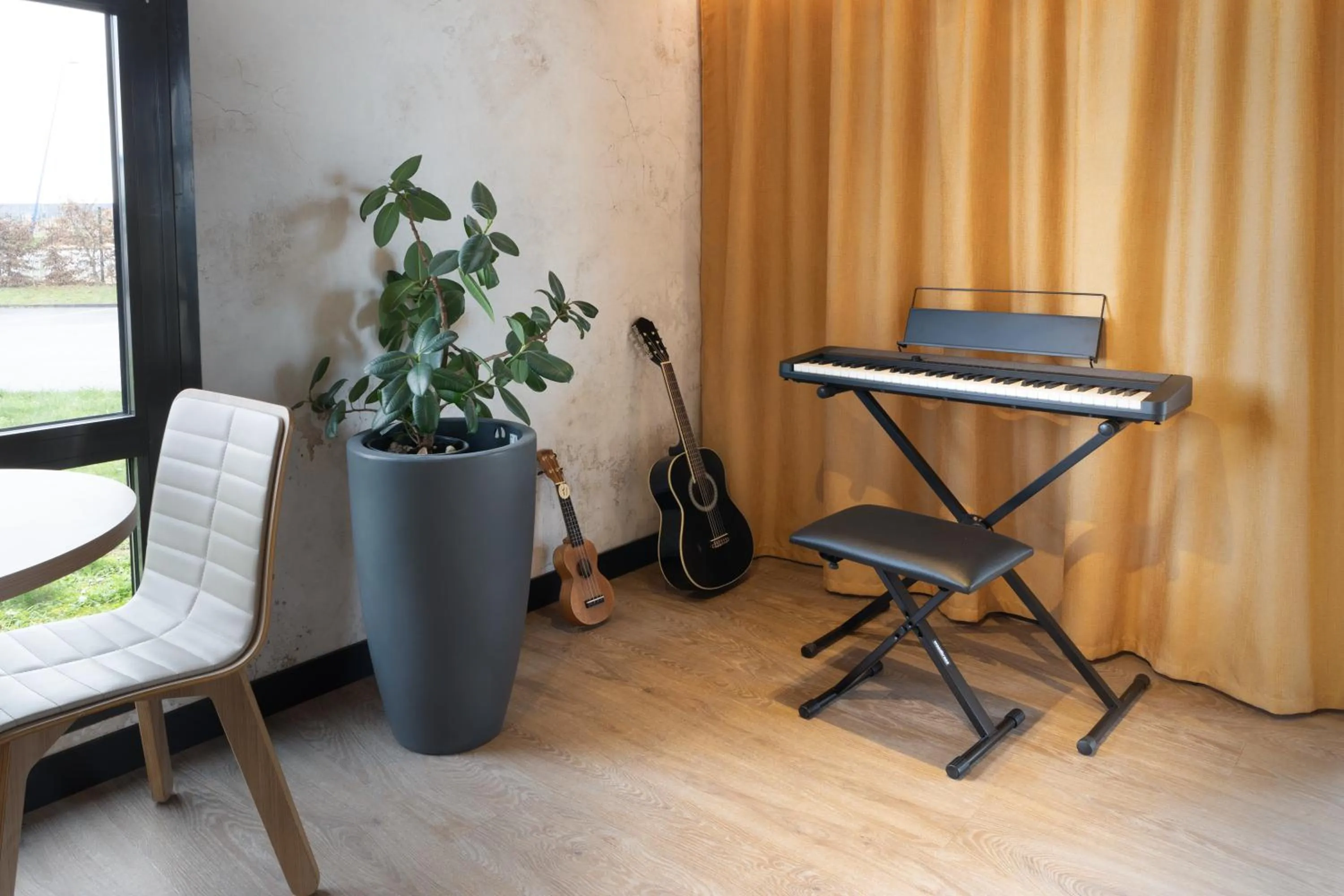 Communal lounge/ TV room in ibis Douai Dechy