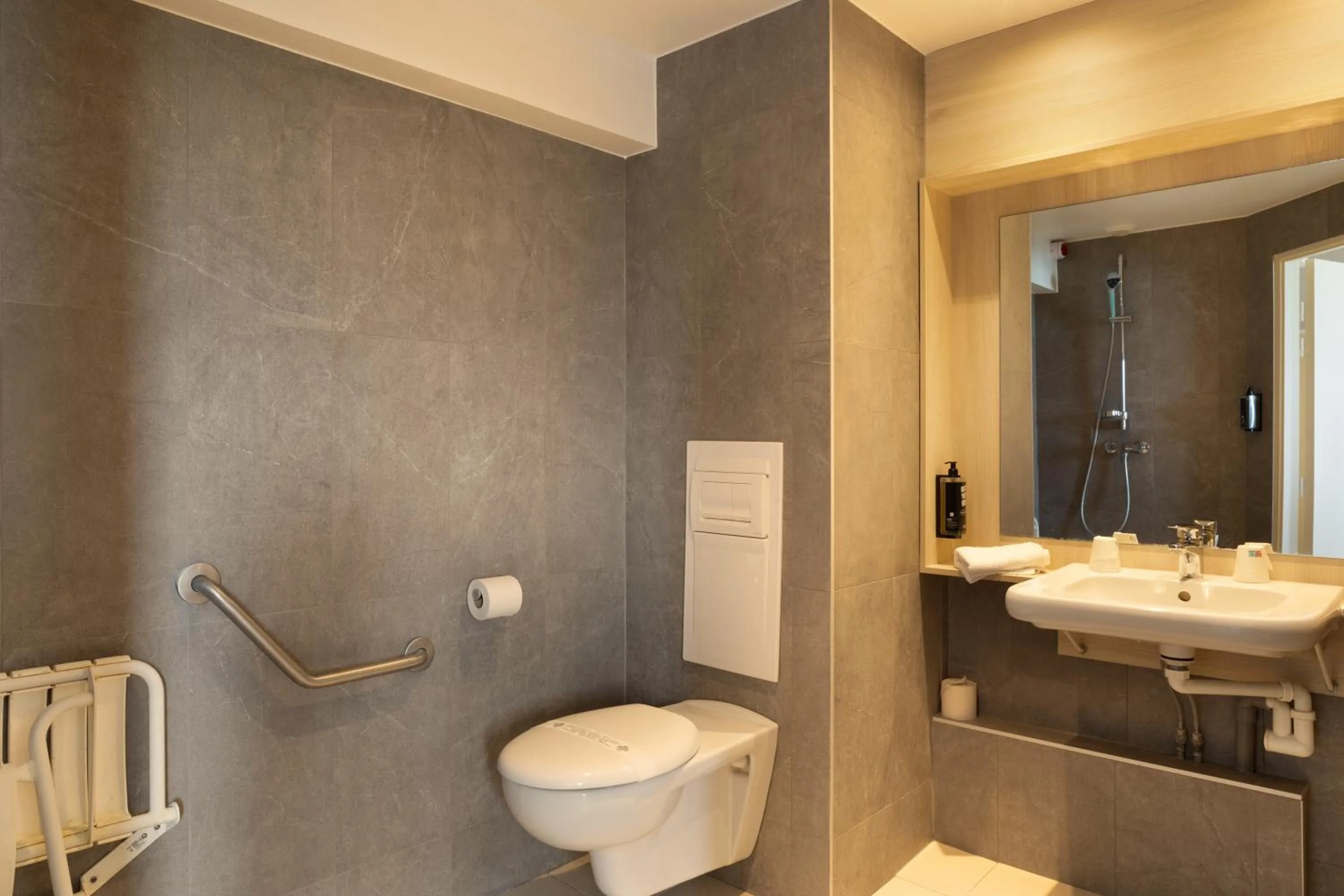 Bathroom in ibis Douai Dechy