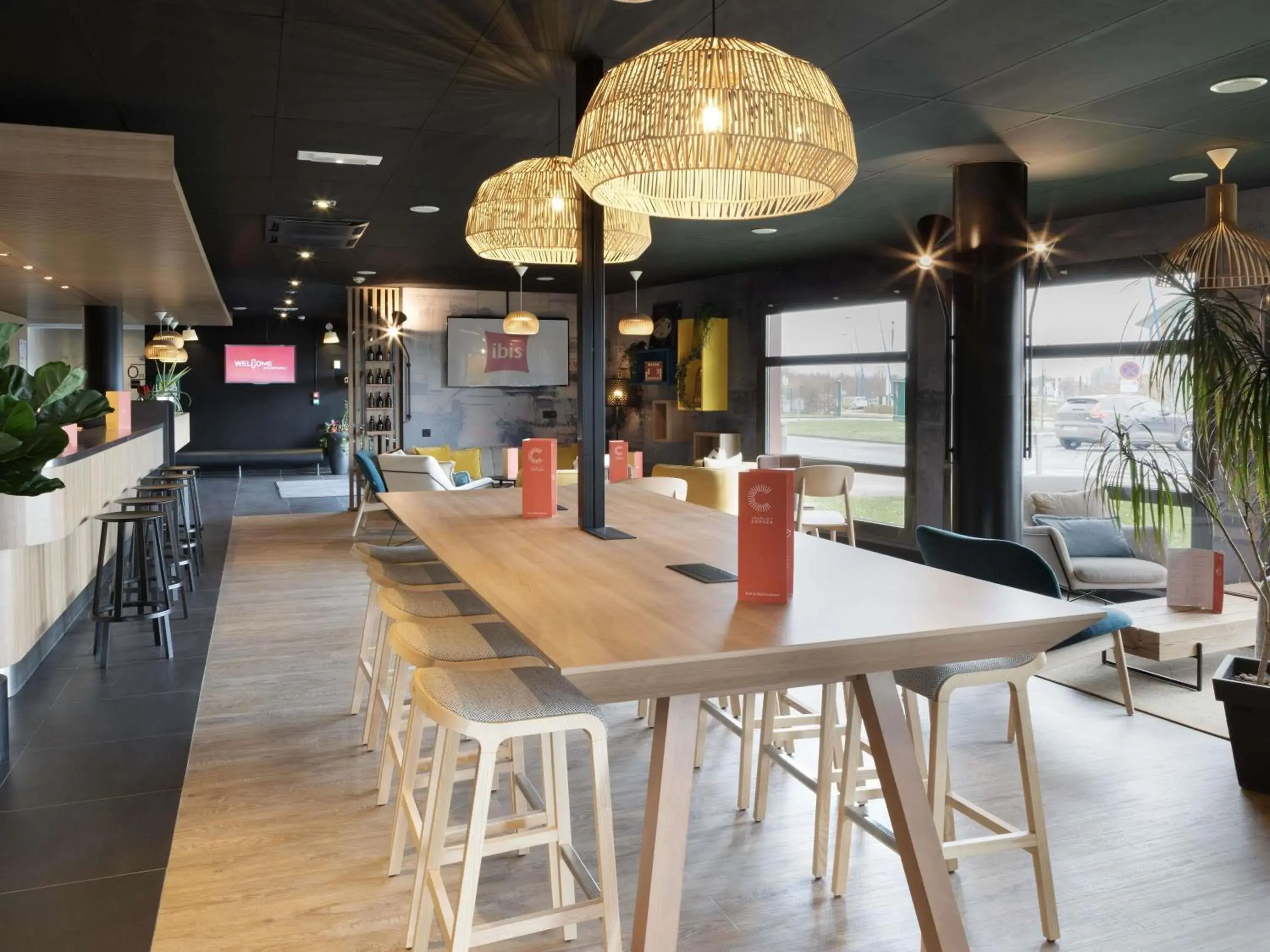 Lounge or bar in ibis Douai Dechy Lounge or bar in ibis Douai Dechy