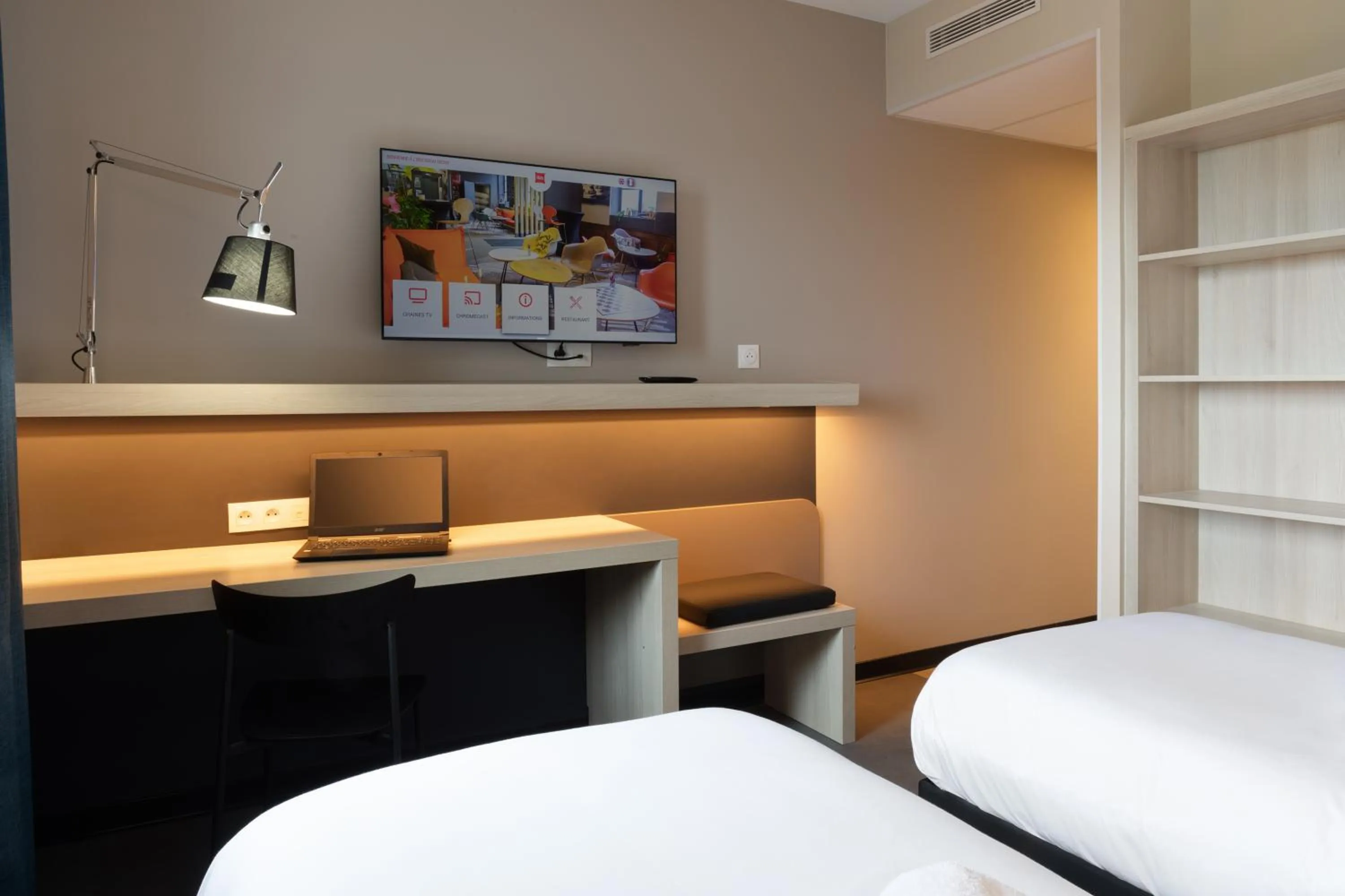 Photo of the whole room, Bed in ibis Douai Dechy