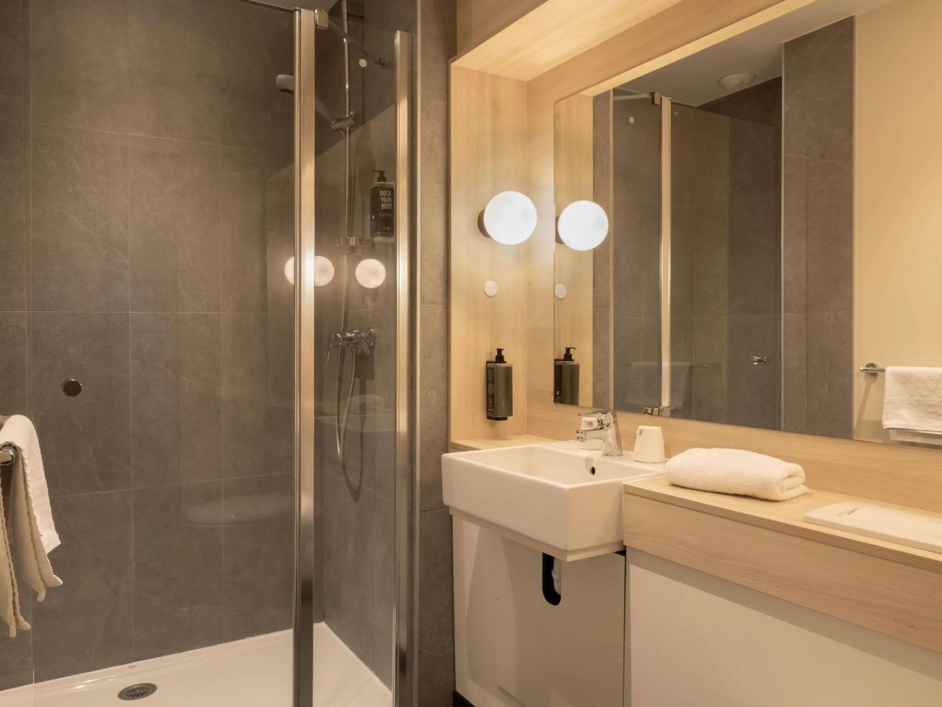 Bedroom in ibis Douai Dechy