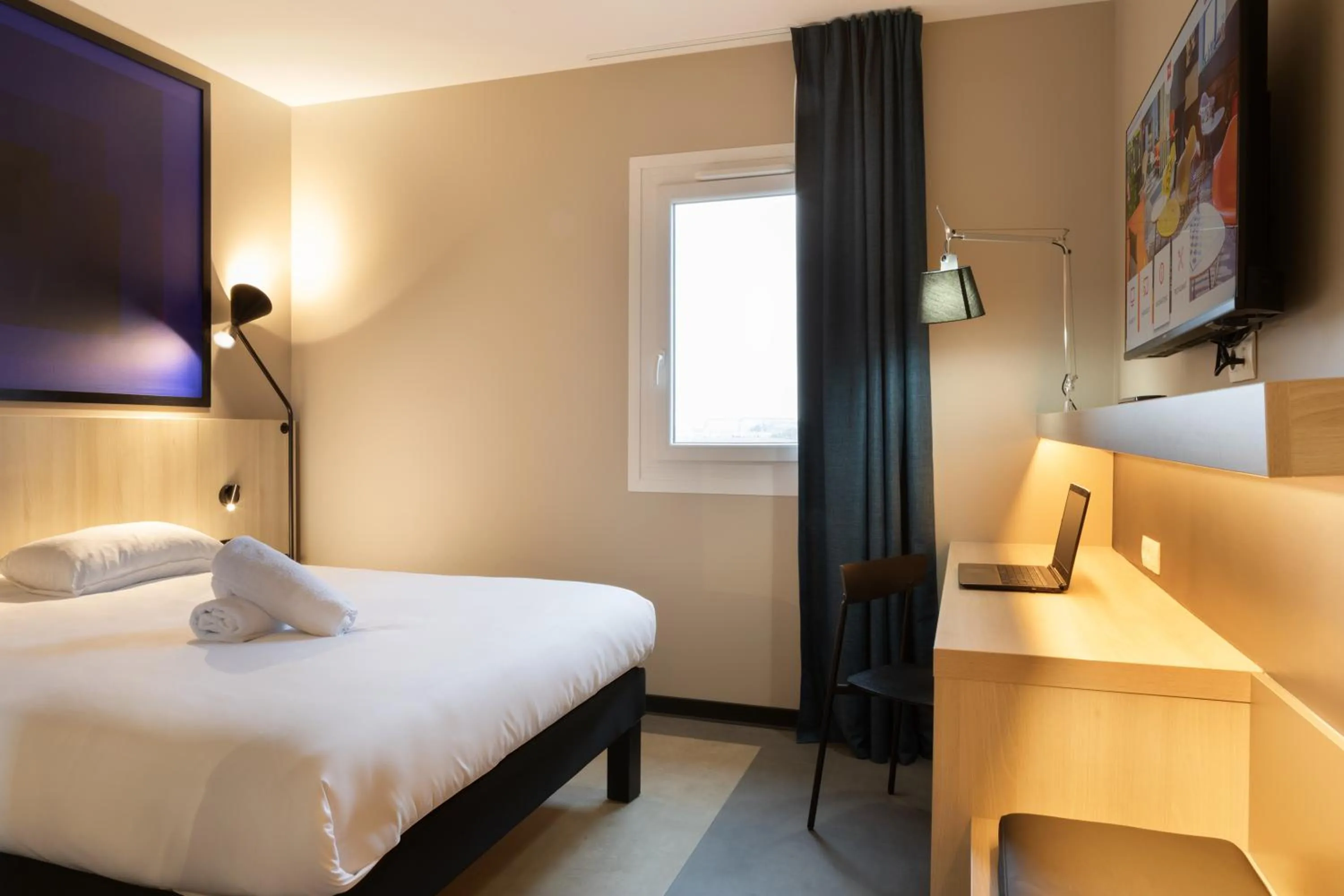 Photo of the whole room, Bed in ibis Douai Dechy