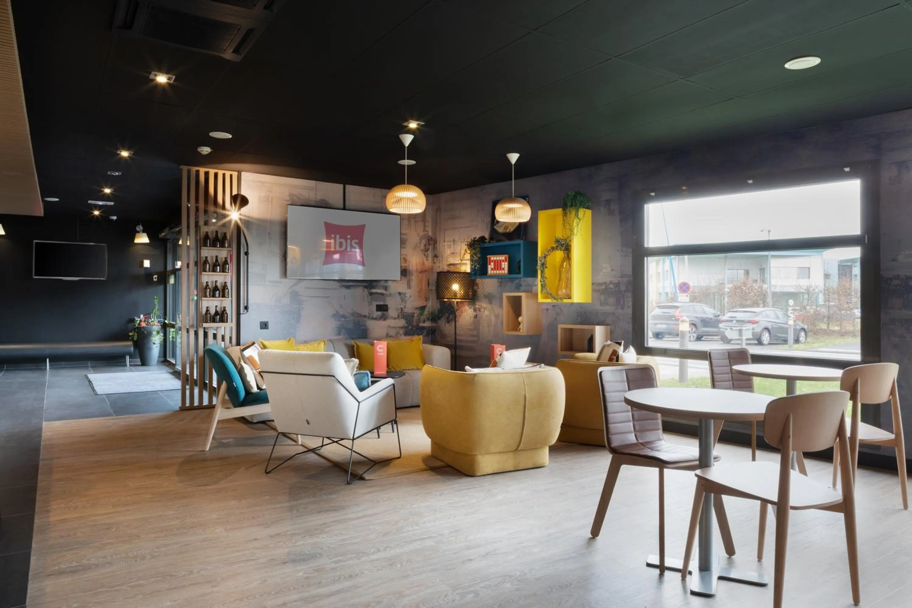 Seating area in ibis Douai Dechy