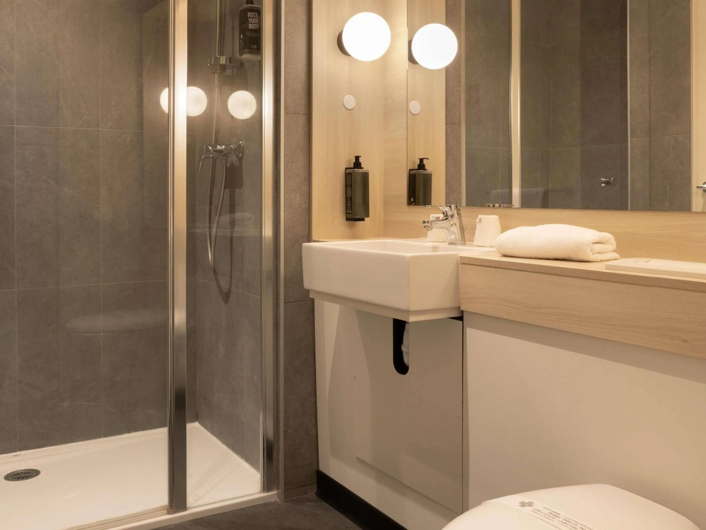 Bedroom in ibis Douai Dechy