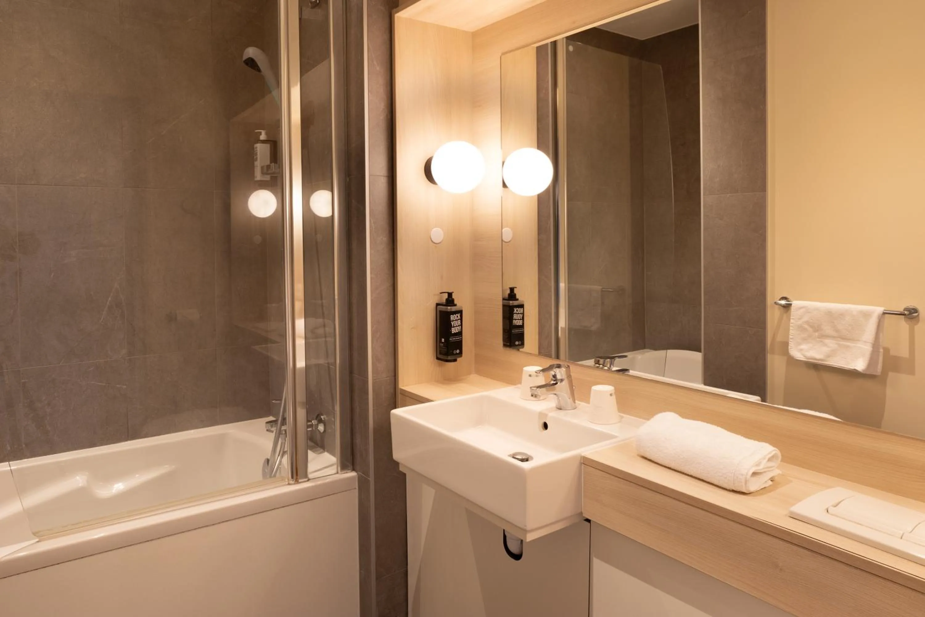 Bathroom in ibis Douai Dechy