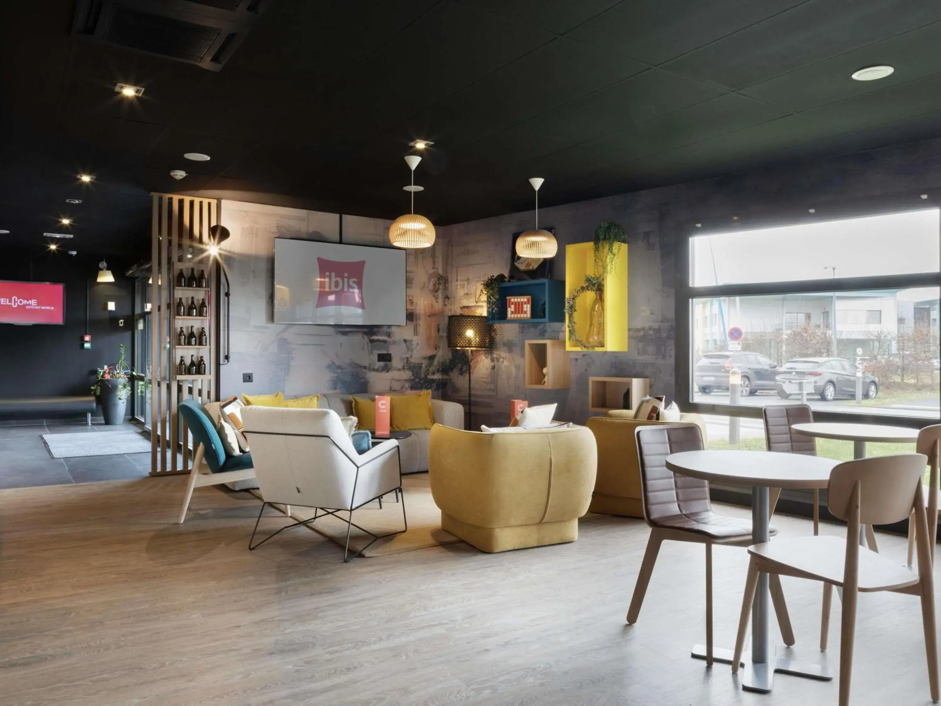 Lounge or bar in ibis Douai Dechy Lounge or bar in ibis Douai Dechy