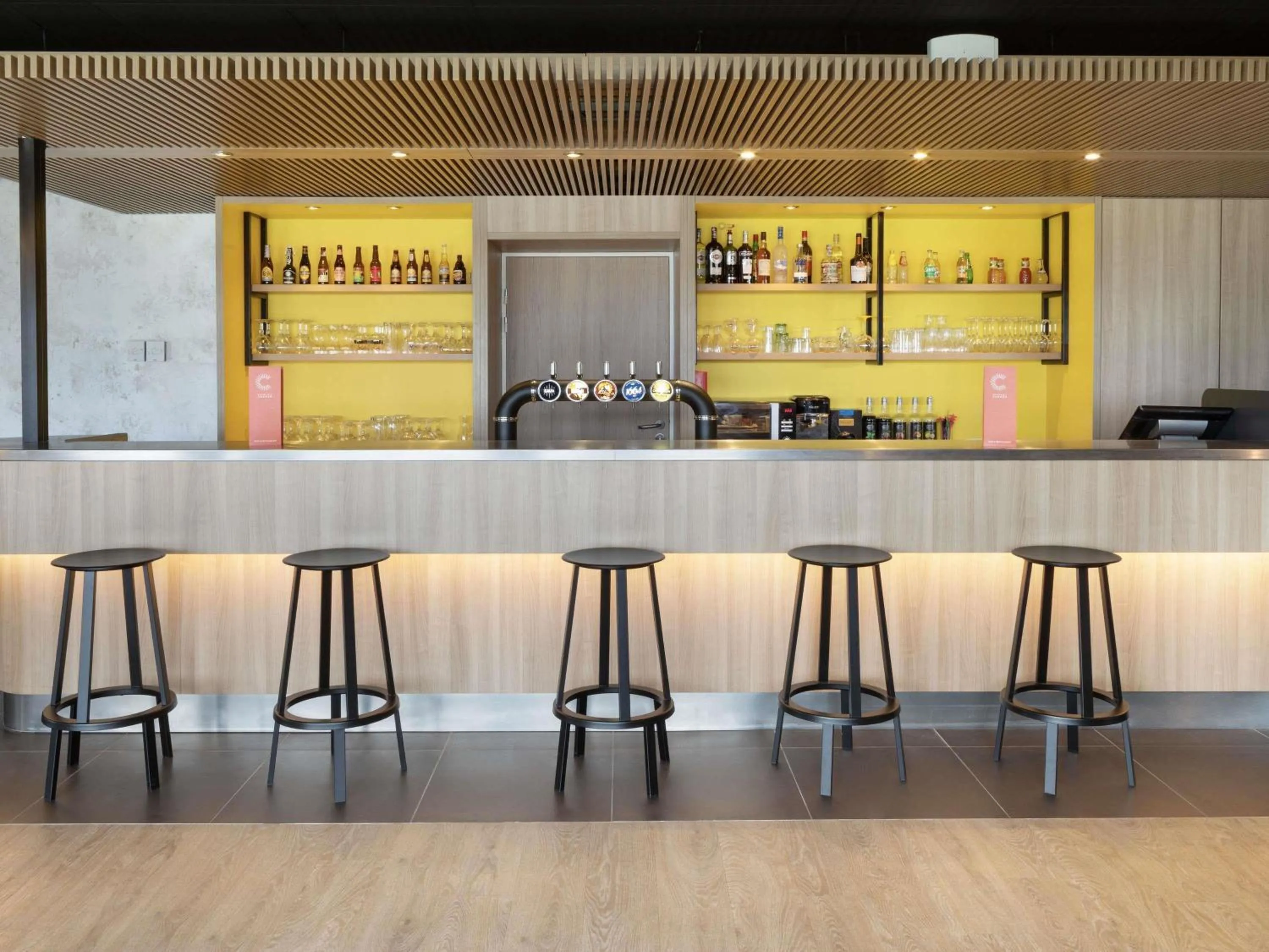 Lounge or bar in ibis Douai Dechy